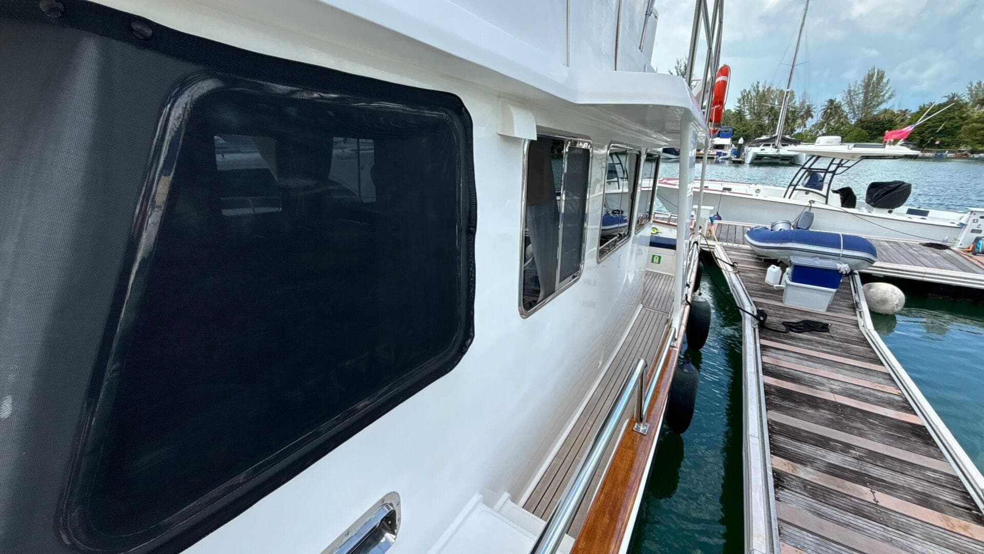 2013 Explorer Motor Yachts 40 Sedan — photo 7