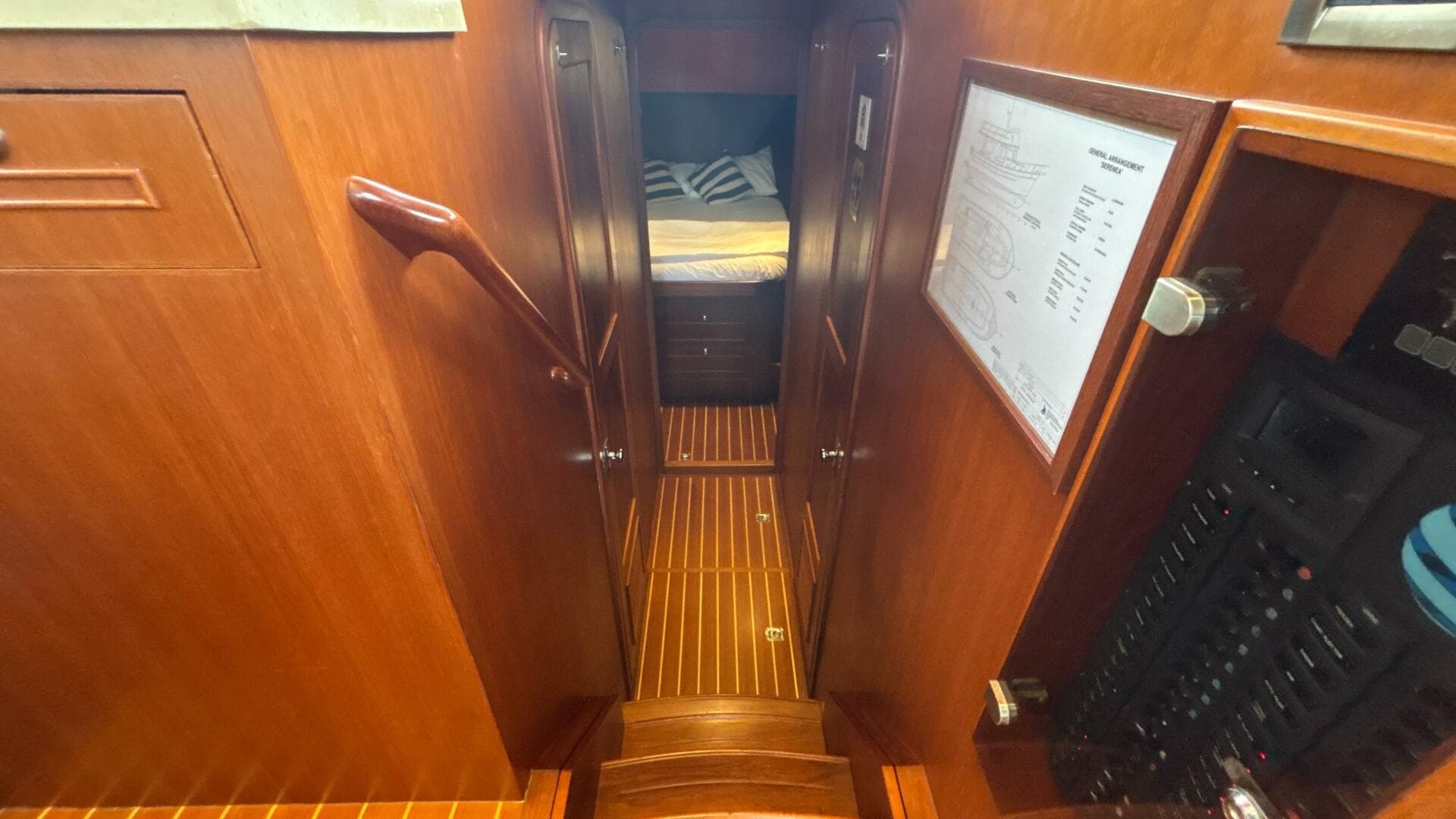 2013 Explorer Motor Yachts 40 Sedan — photo 20