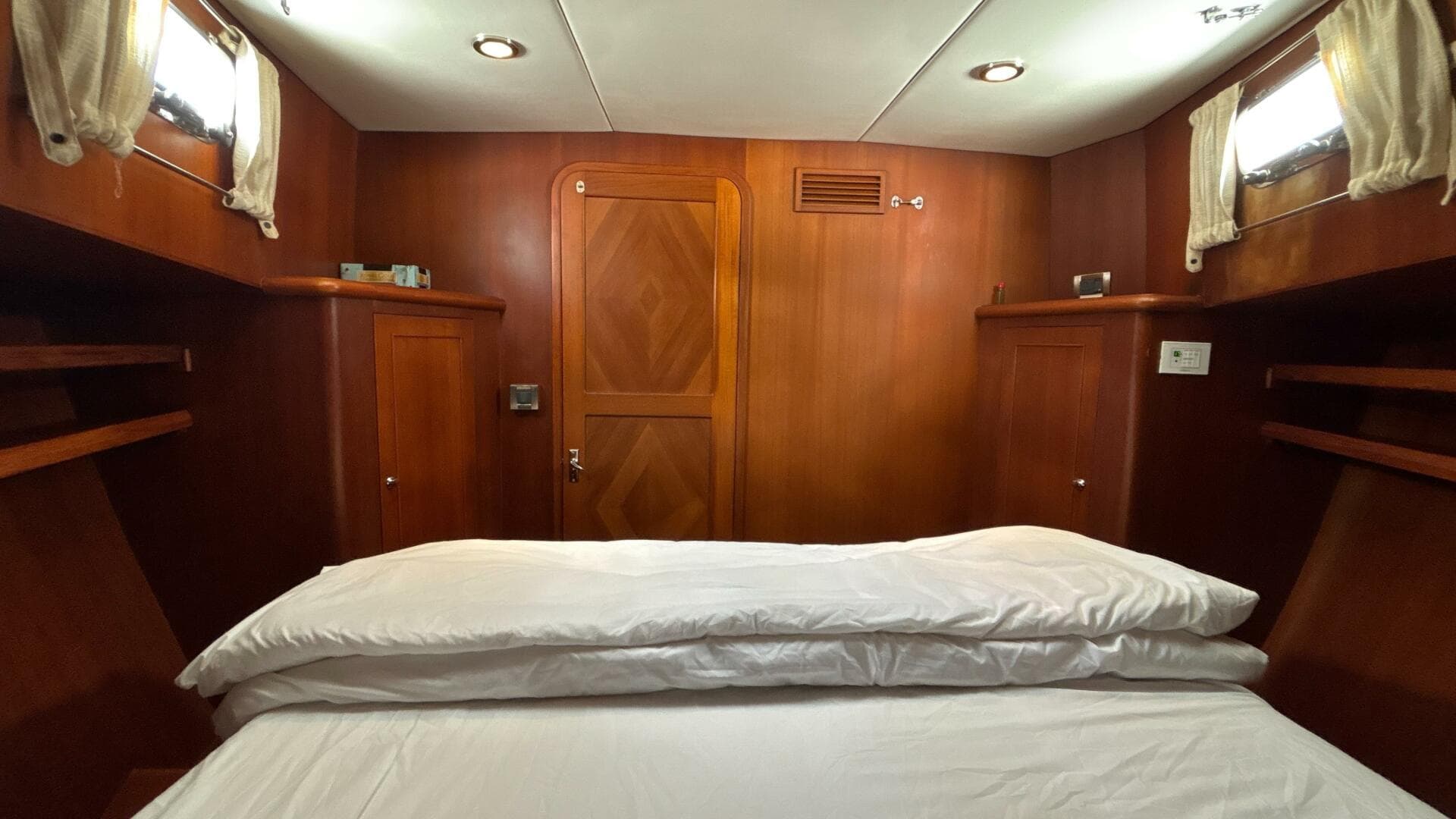 2013 Explorer Motor Yachts 40 Sedan — photo 25