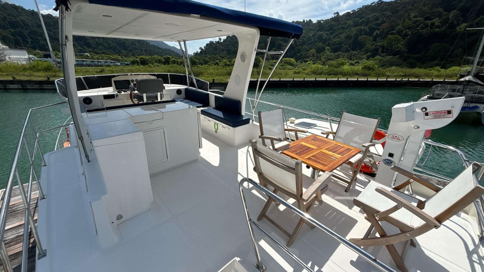2013 Explorer Motor Yachts 40 Sedan — photo 11