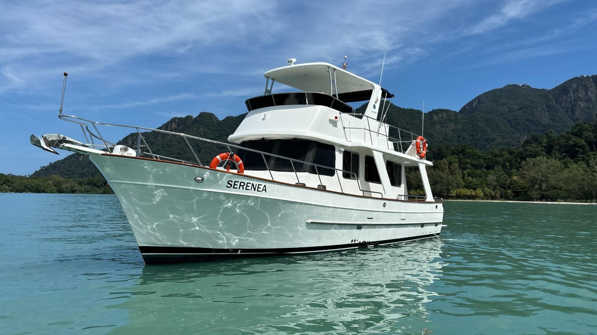 2013 Explorer Motor Yachts 40 Sedan — photo 2