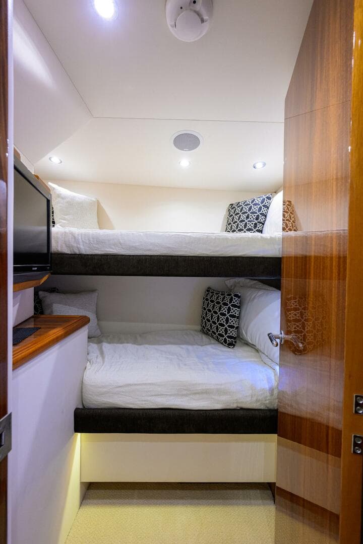 2009 Hatteras Enclosed Bridge — photo 31