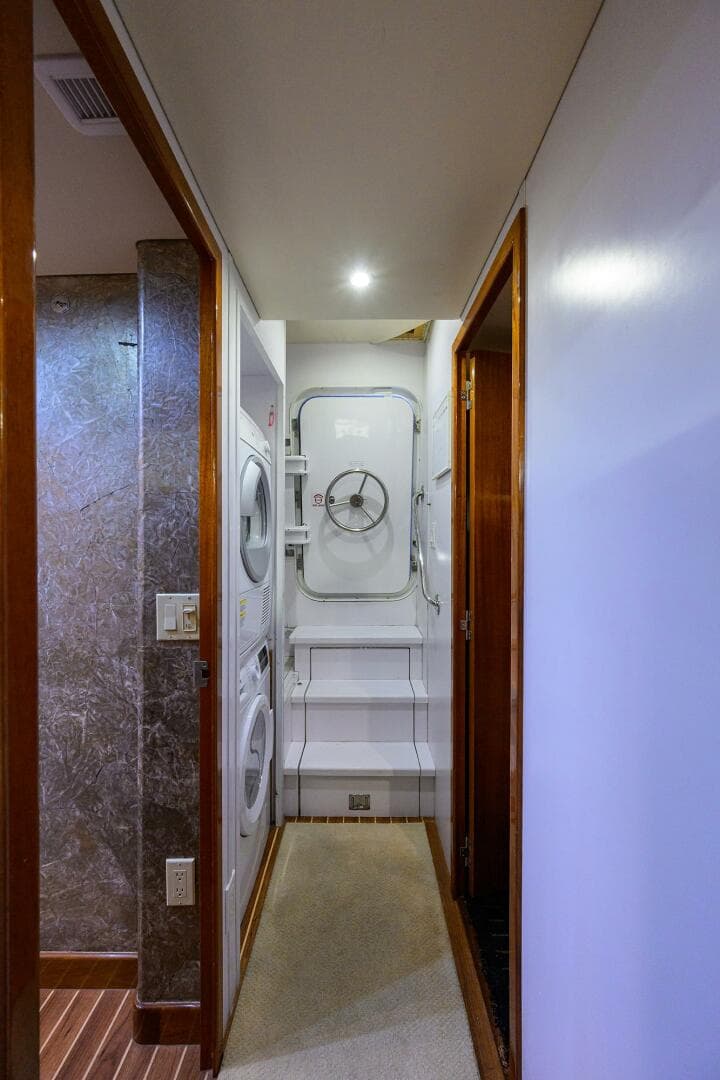 2009 Hatteras Enclosed Bridge — photo 56