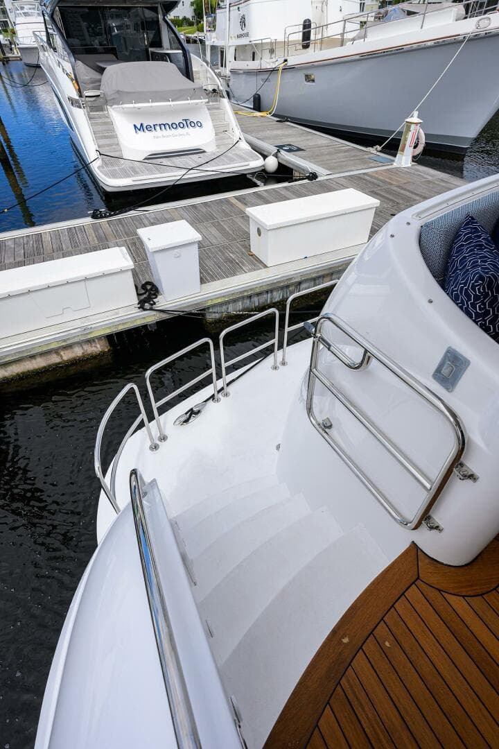 2009 Hatteras Enclosed Bridge — photo 49