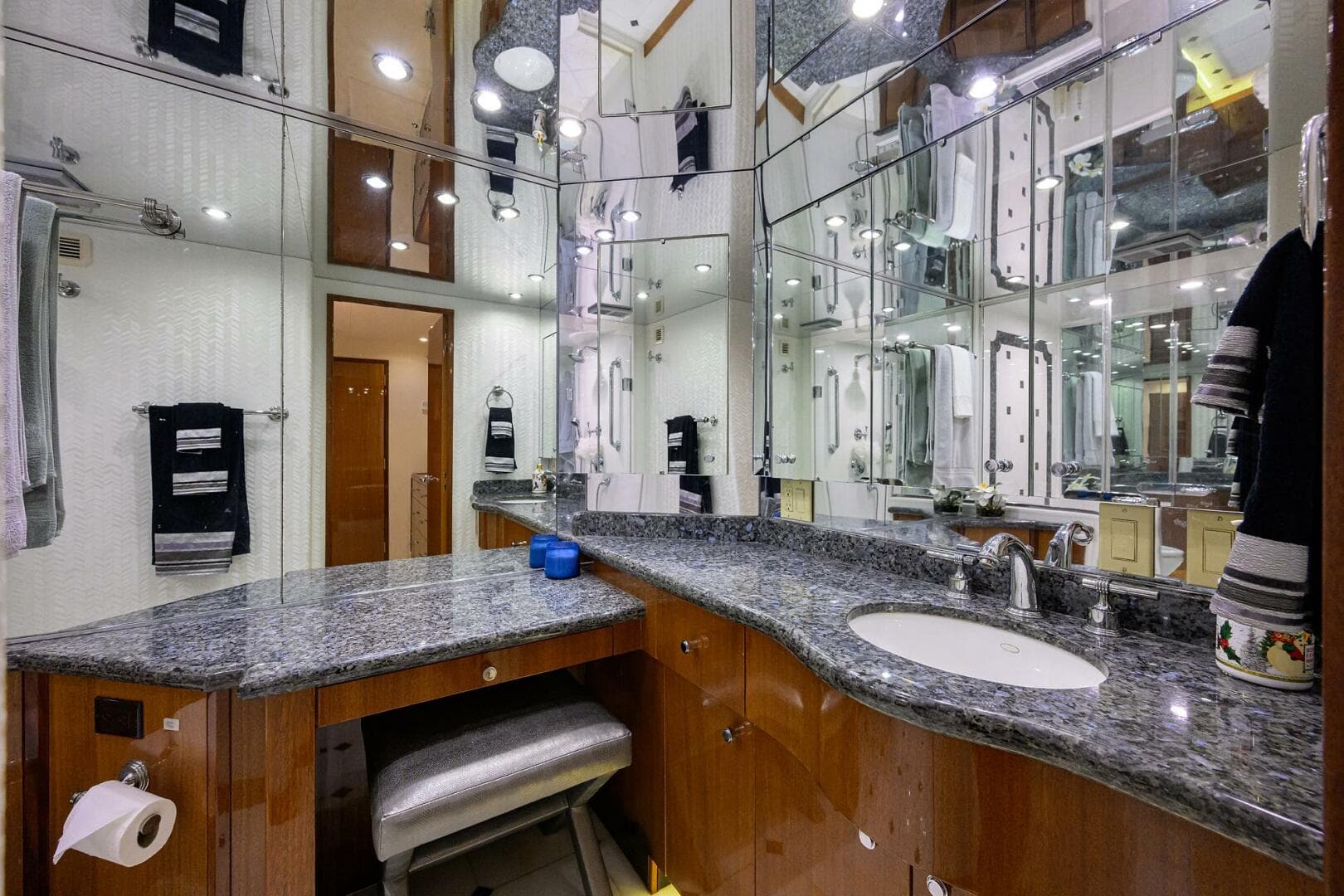 2009 Hatteras Enclosed Bridge — photo 22