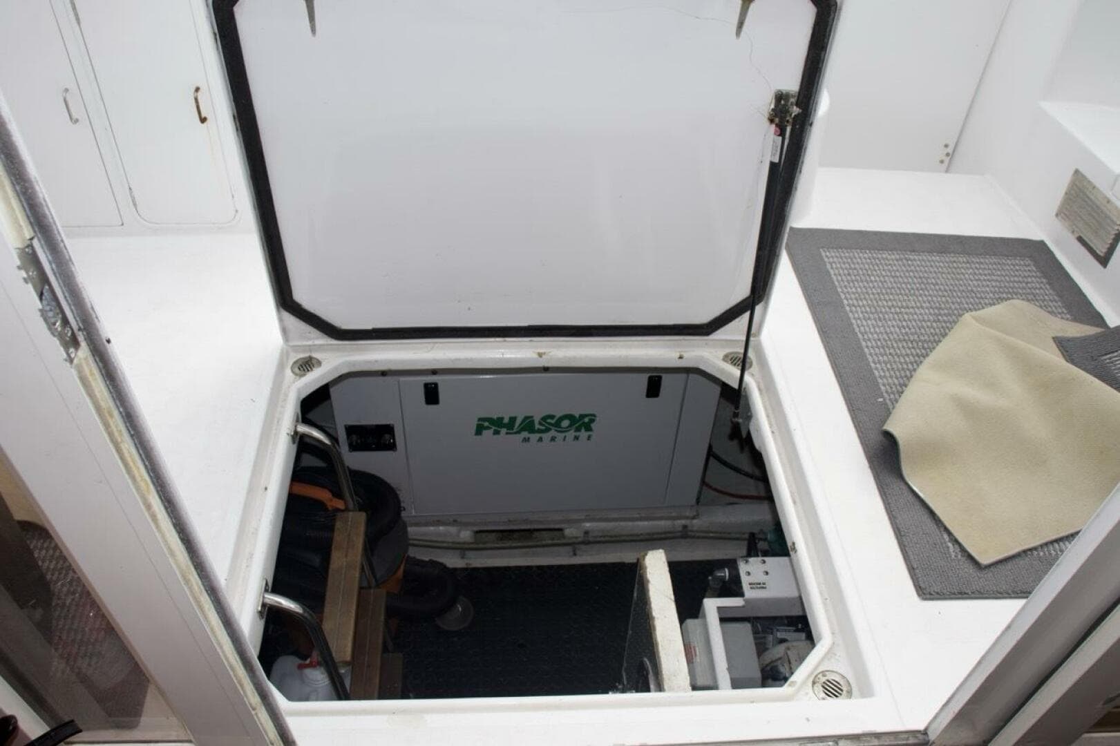 2002 Mckinna 57 Pilothouse — photo 13