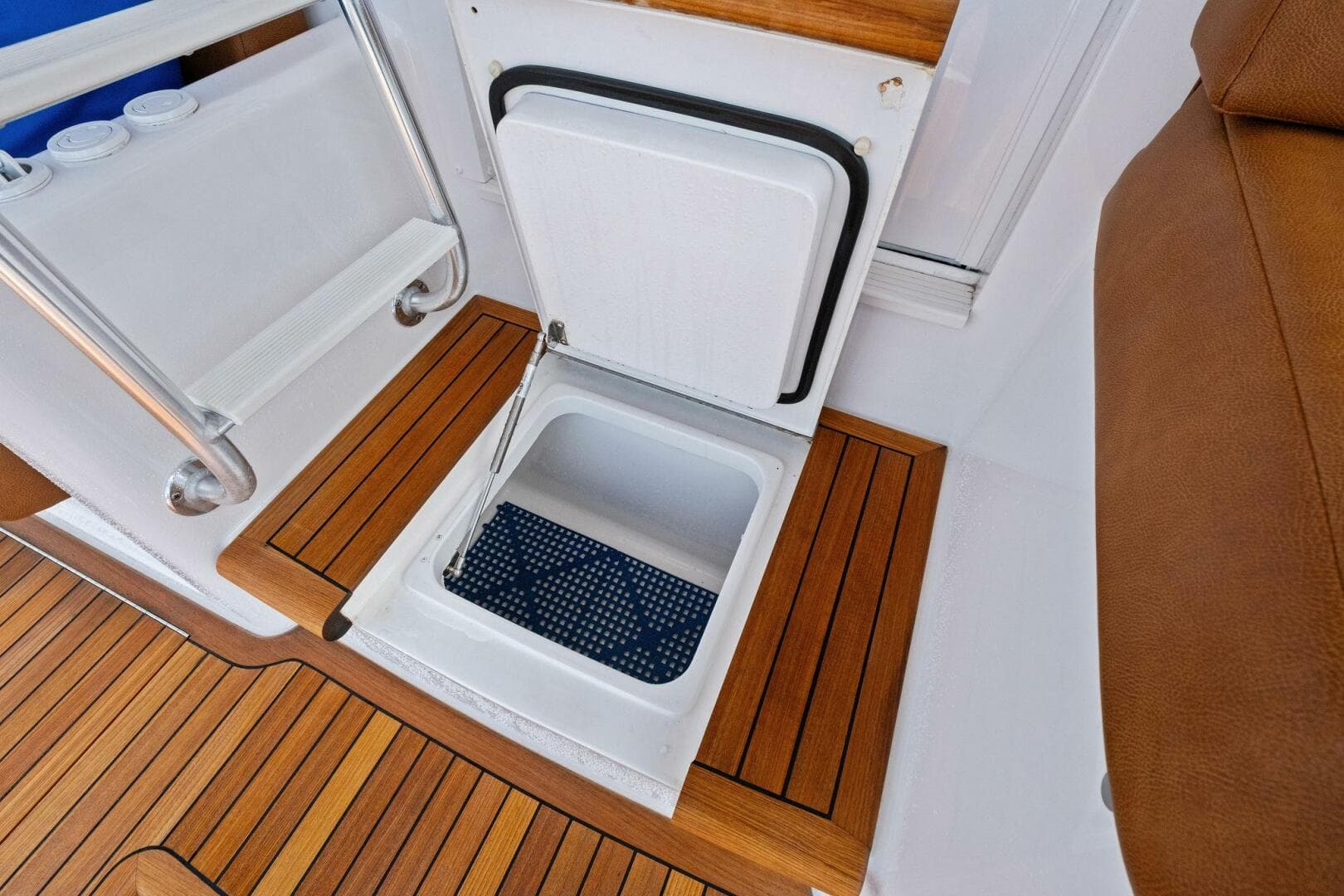 2012 Viking 82 Convertible — photo 70