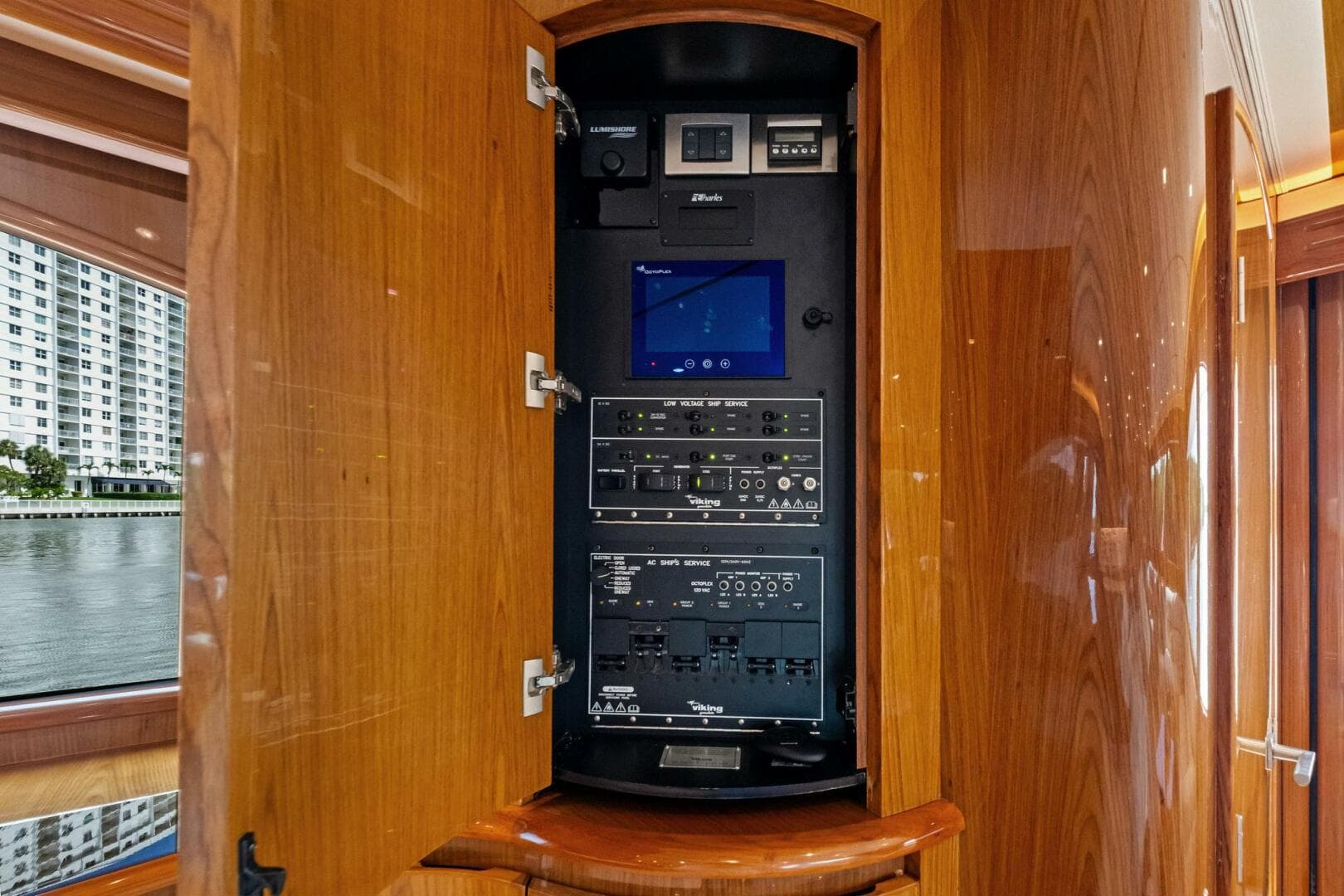 2012 Viking 82 Convertible — photo 18