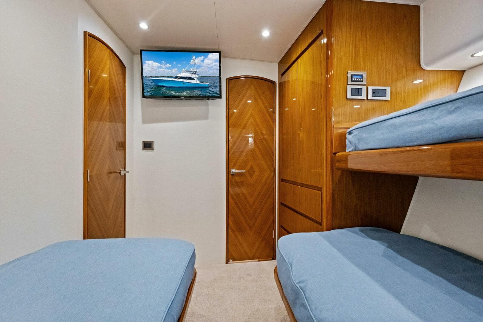 2012 Viking 82 Convertible — photo 48