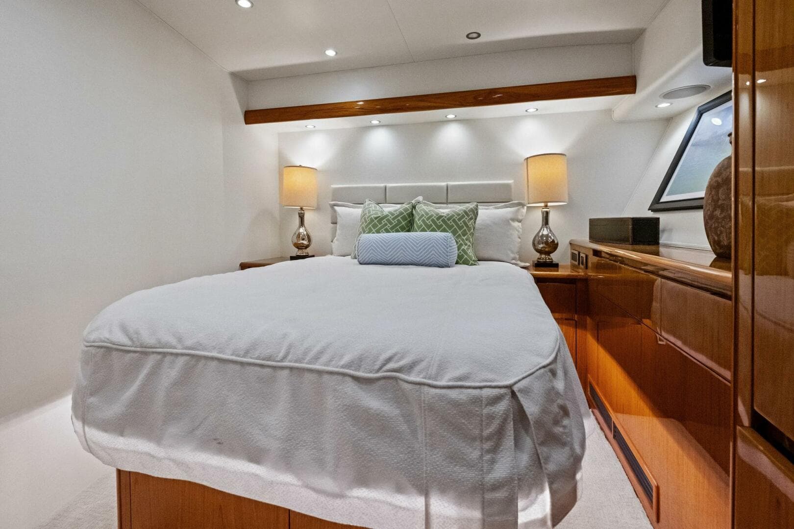 2012 Viking 82 Convertible — photo 40