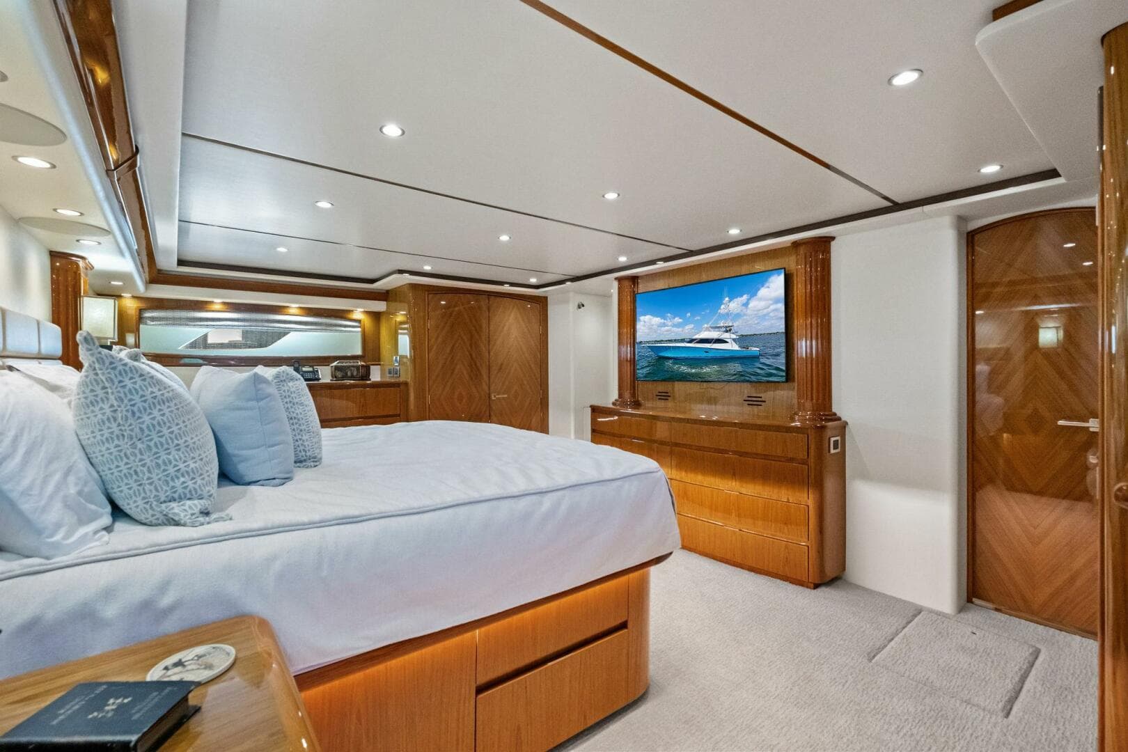 2012 Viking 82 Convertible — photo 23