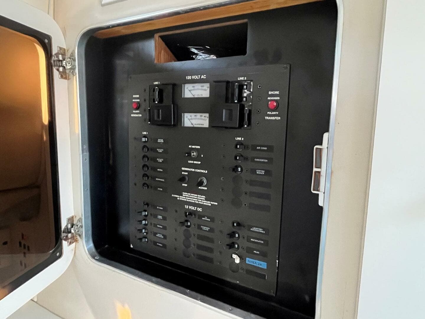 2001 Wellcraft 330 Coastal — photo 12