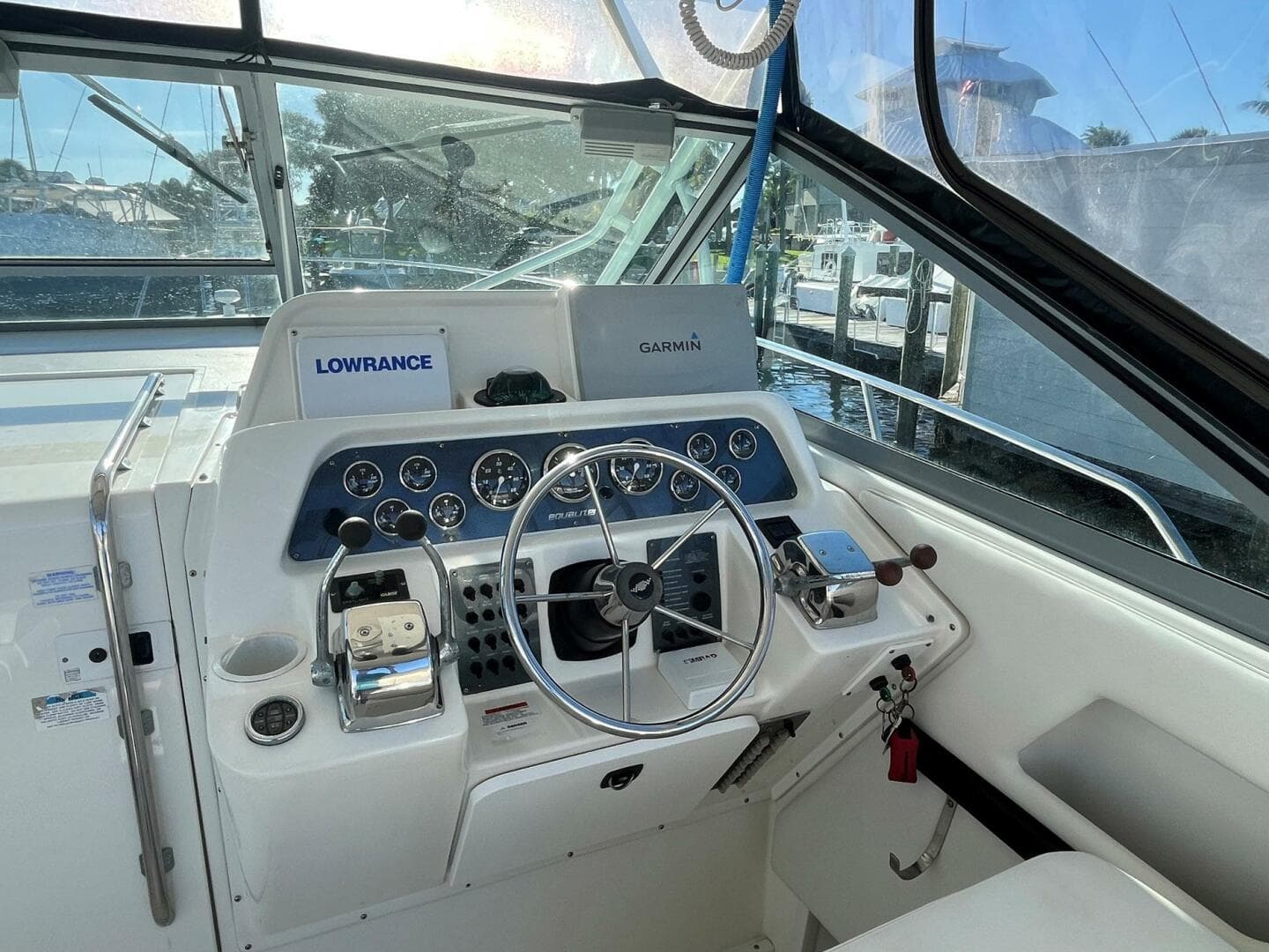 2001 Wellcraft 330 Coastal — photo 2