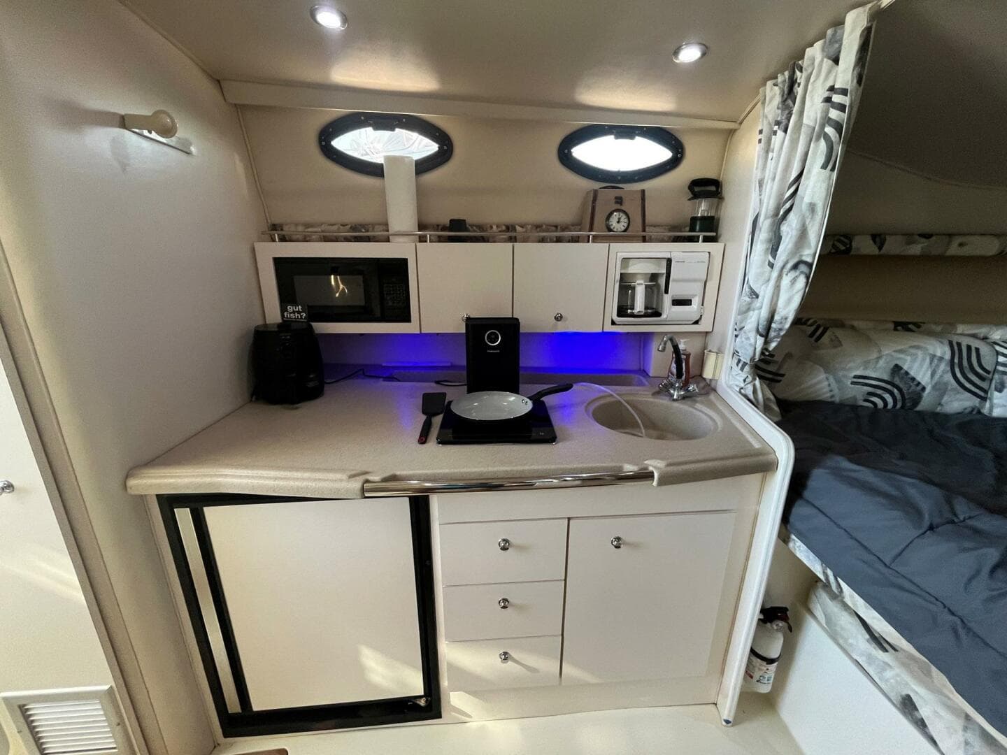 2001 Wellcraft 330 Coastal — photo 15