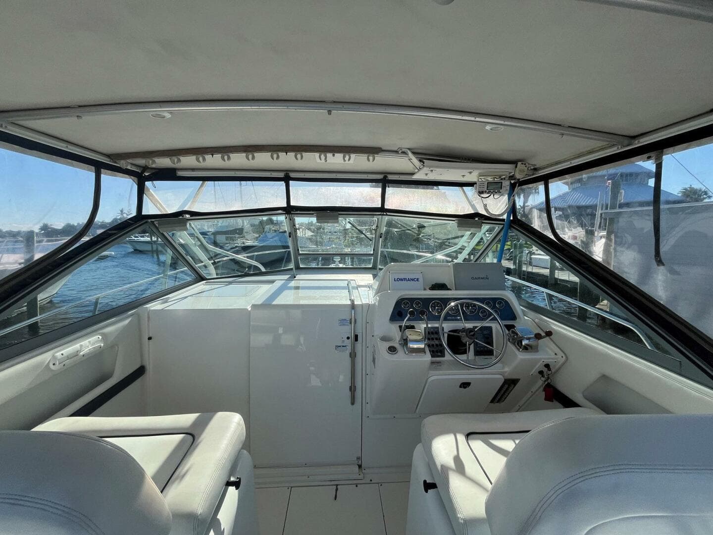 2001 Wellcraft 330 Coastal — photo 4