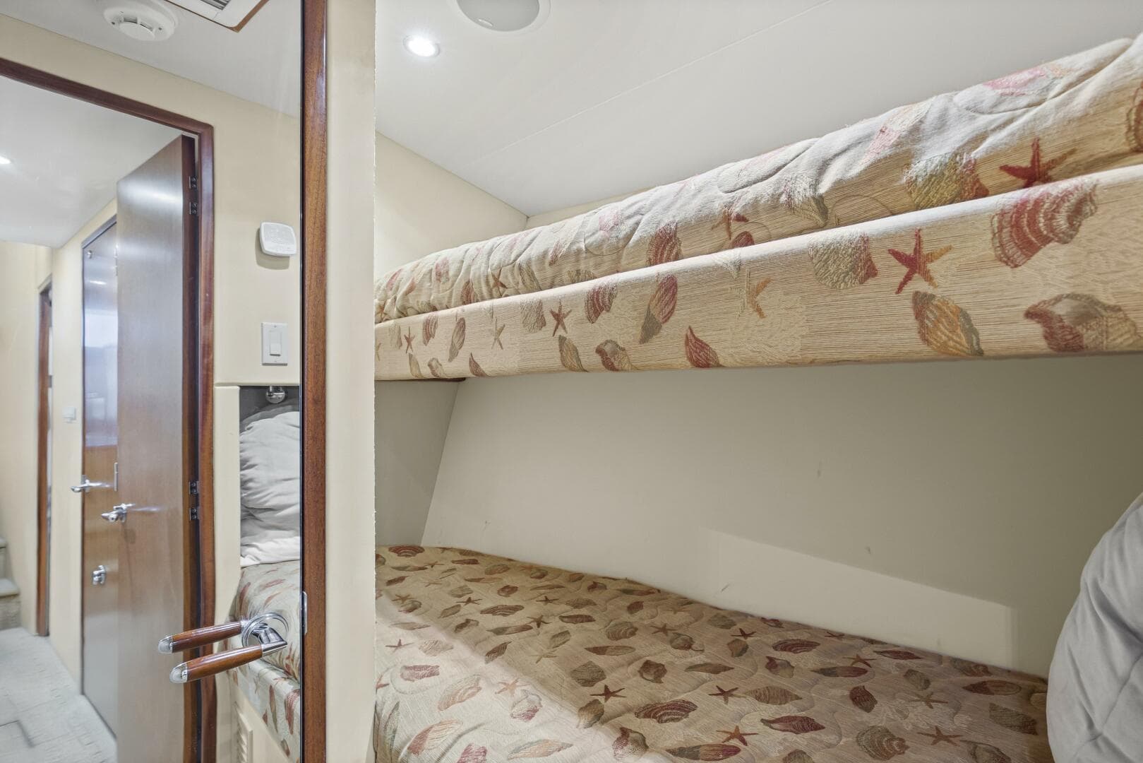 2008 Hatteras 60 Convertible — photo 22