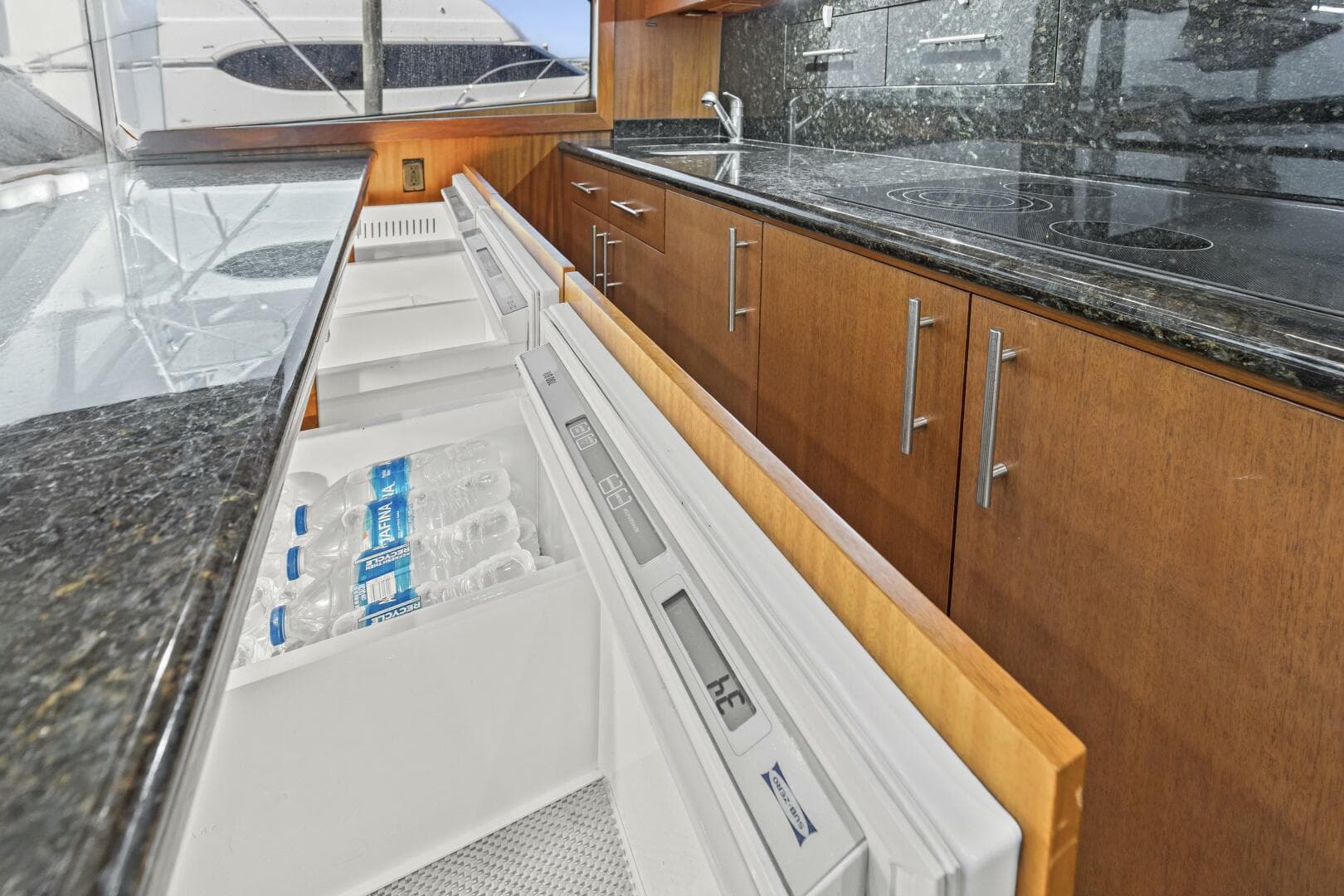 2008 Hatteras 60 Convertible — photo 13