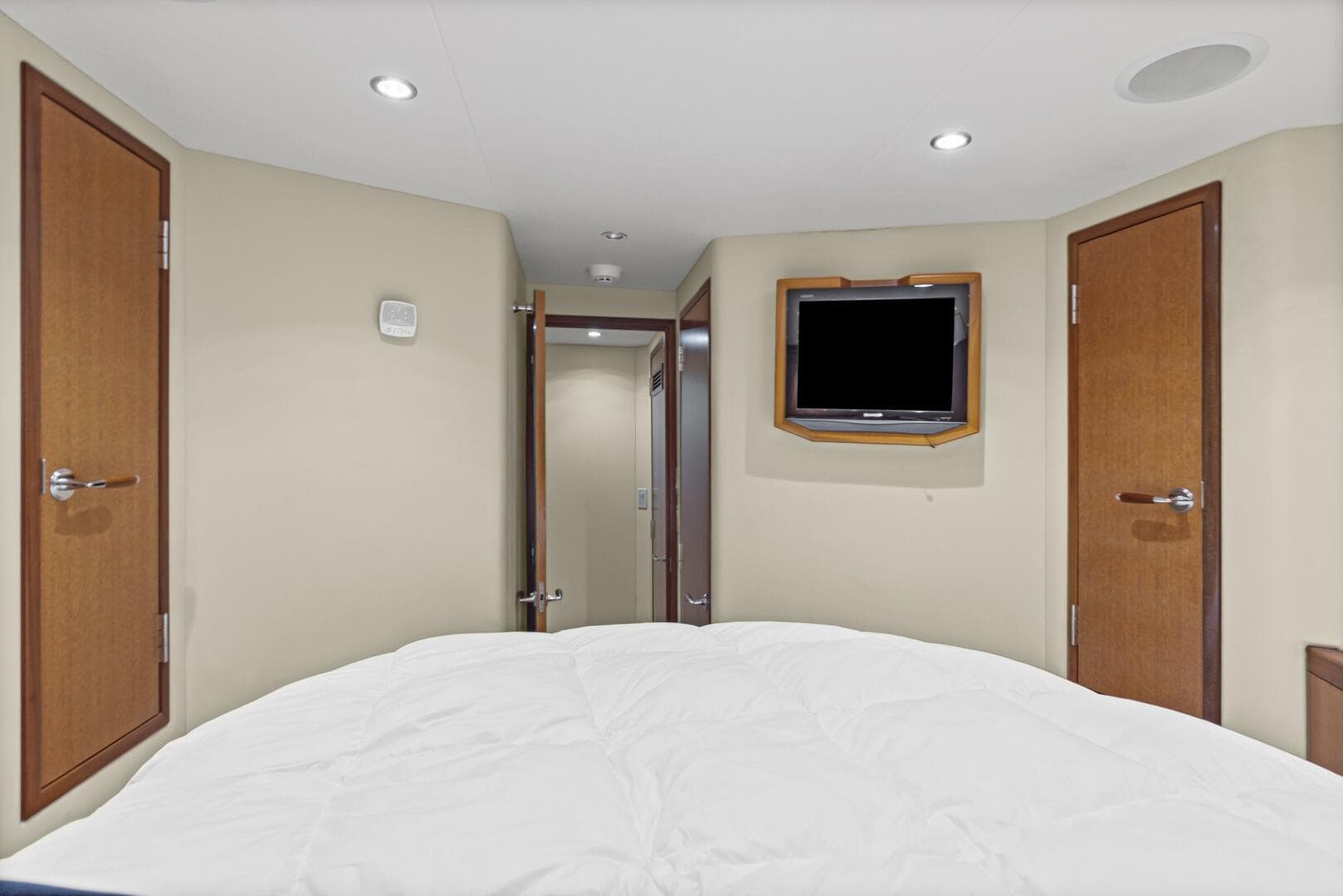 2008 Hatteras 60 Convertible — photo 20