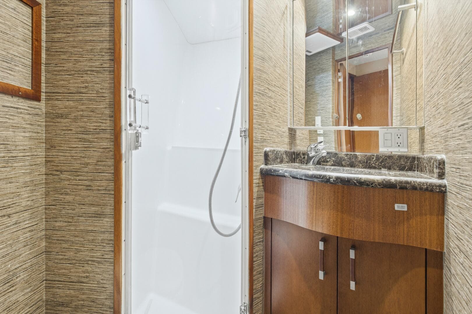 2008 Hatteras 60 Convertible — photo 23