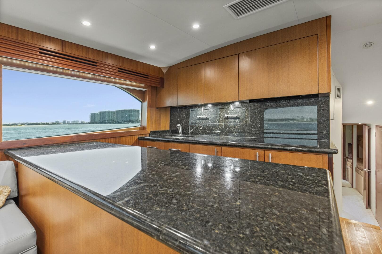 2008 Hatteras 60 Convertible — photo 10