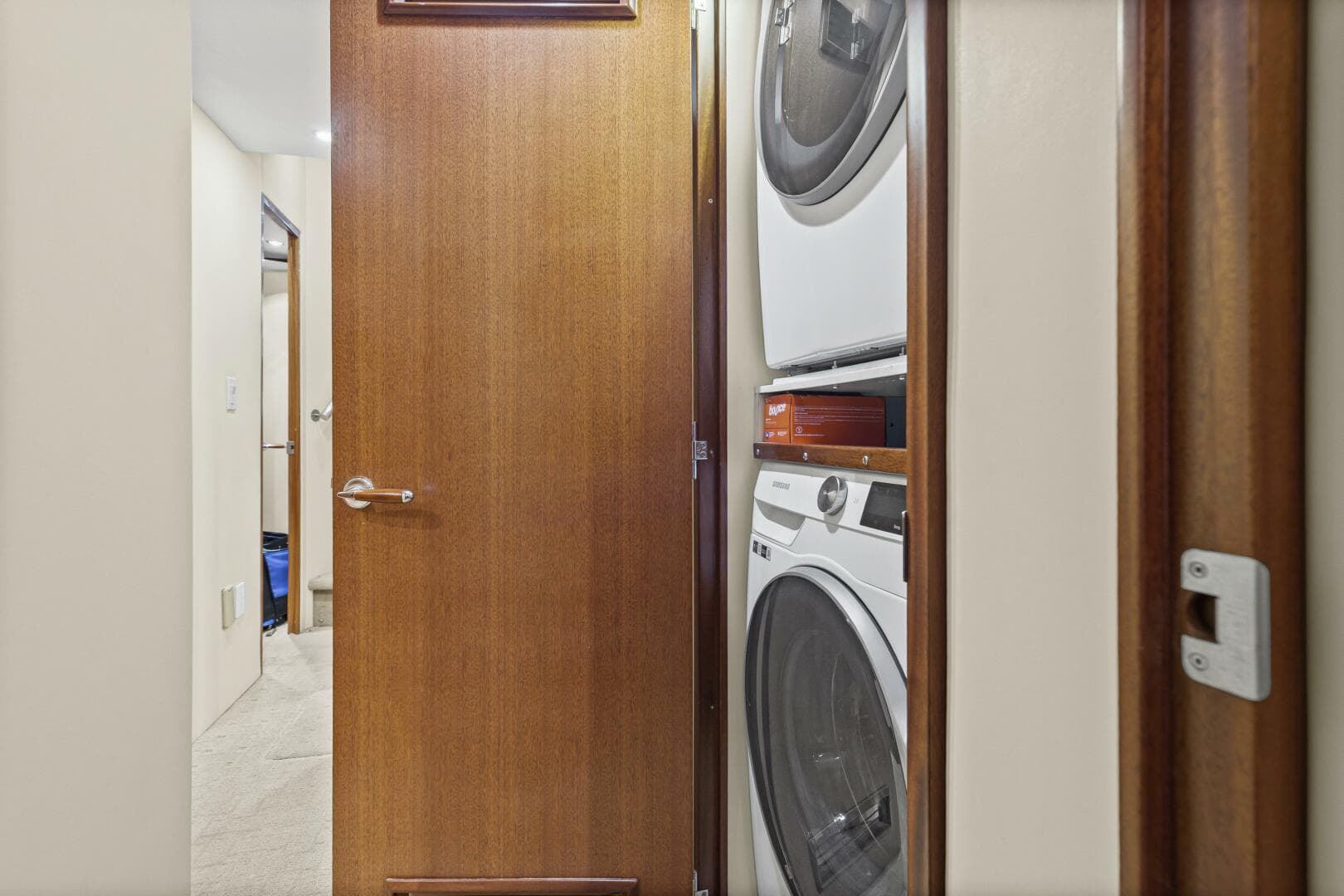 2008 Hatteras 60 Convertible — photo 14