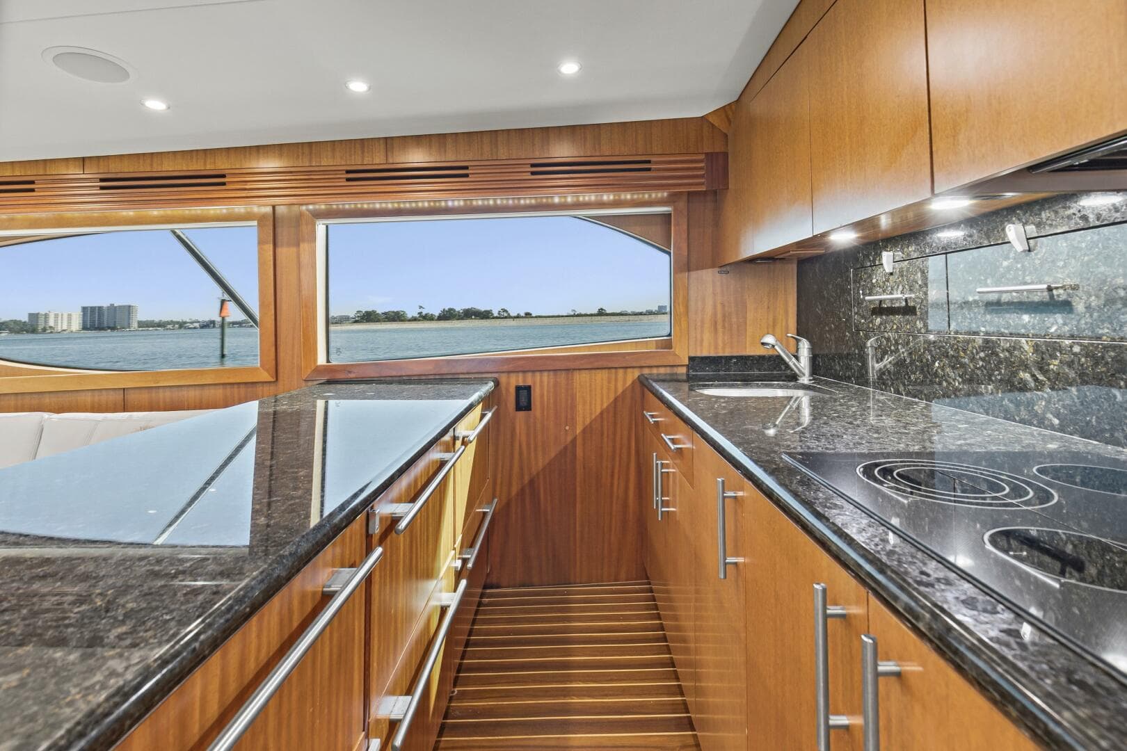 2008 Hatteras 60 Convertible — photo 12