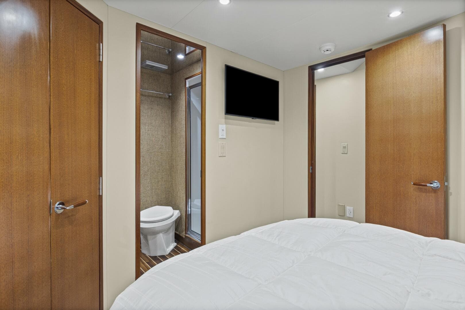 2008 Hatteras 60 Convertible — photo 17