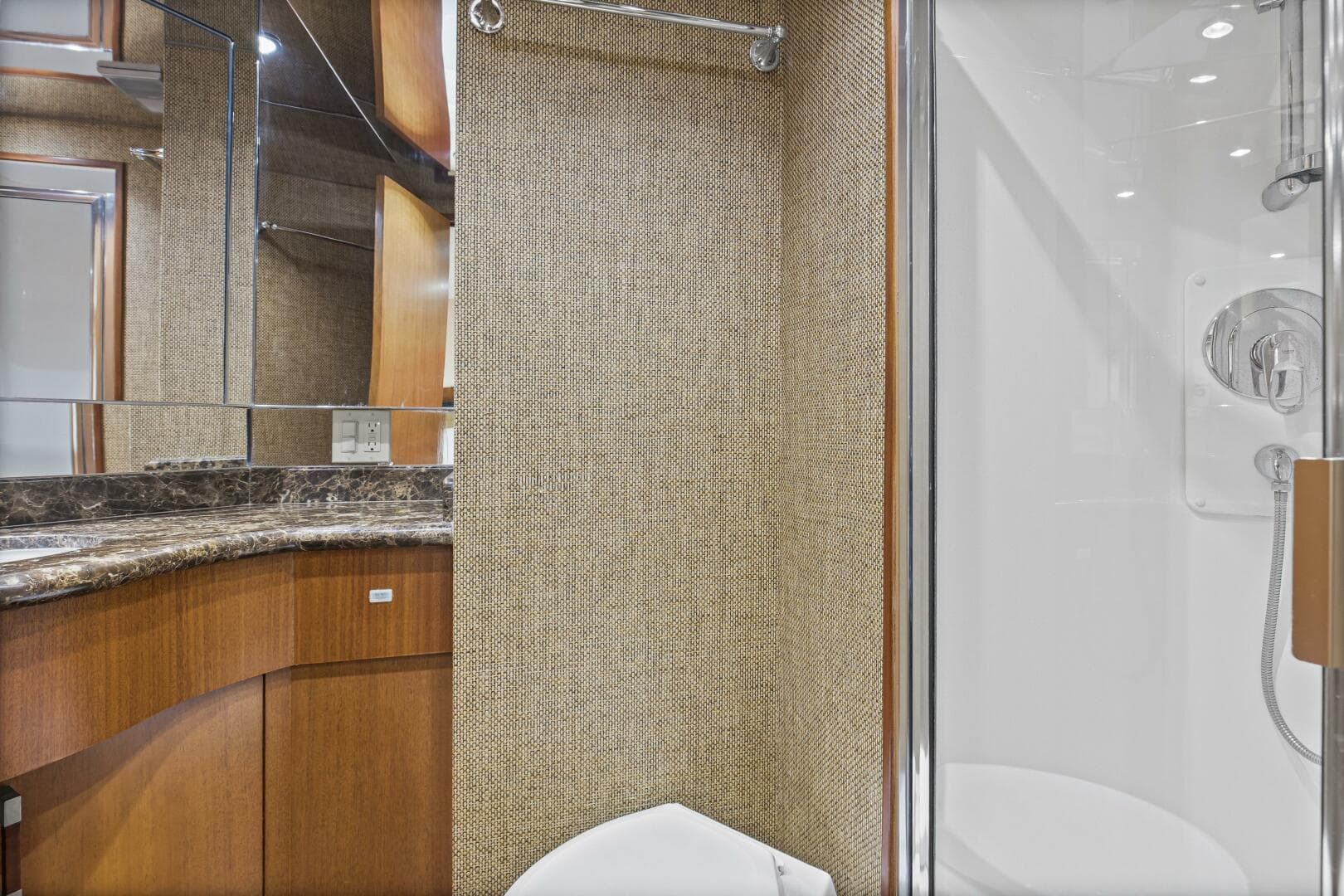 2008 Hatteras 60 Convertible — photo 18