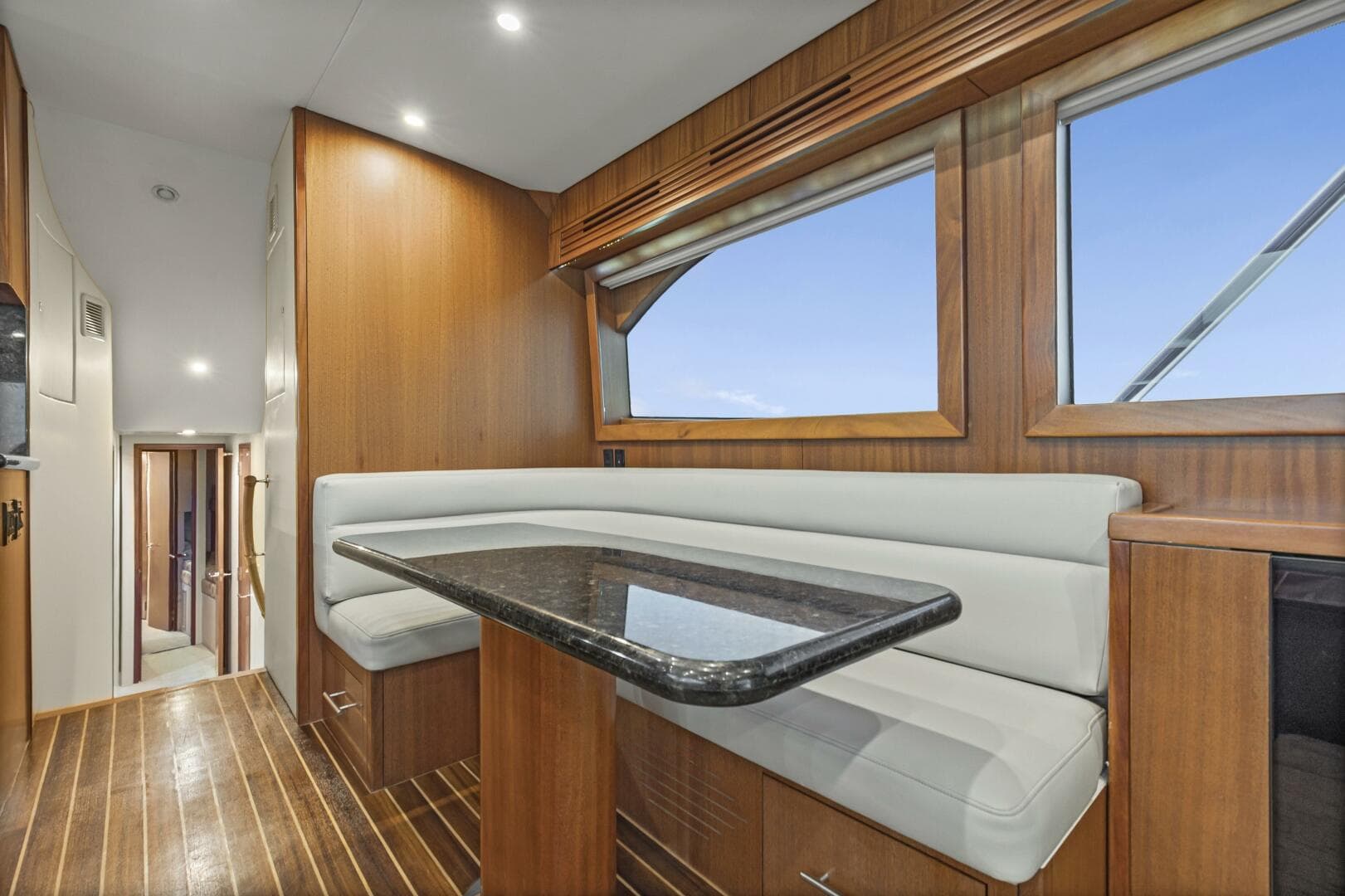 2008 Hatteras 60 Convertible — photo 11