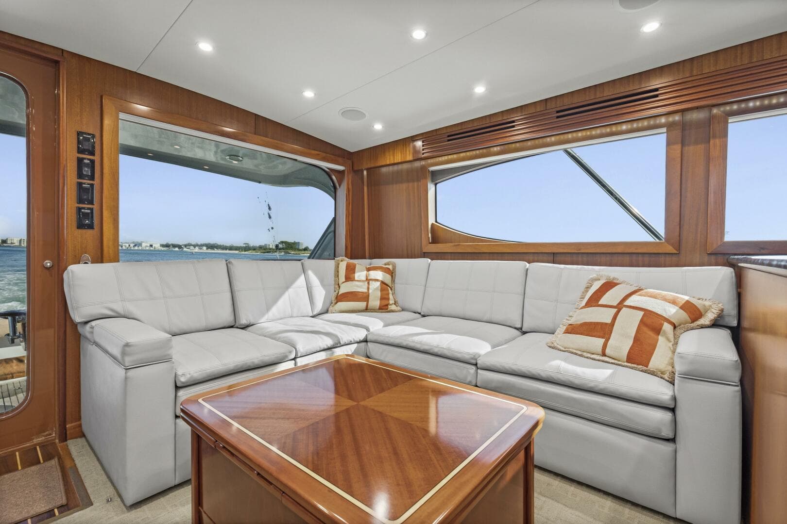 2008 Hatteras 60 Convertible — photo 6