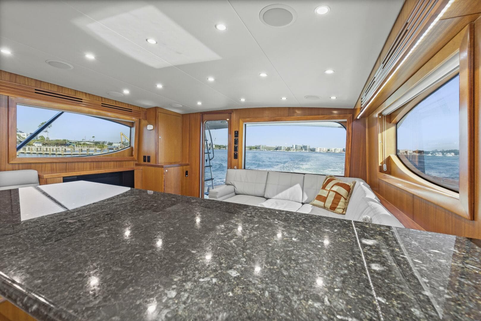 2008 Hatteras 60 Convertible — photo 7