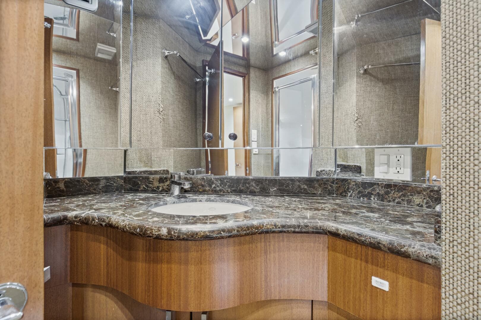 2008 Hatteras 60 Convertible — photo 19