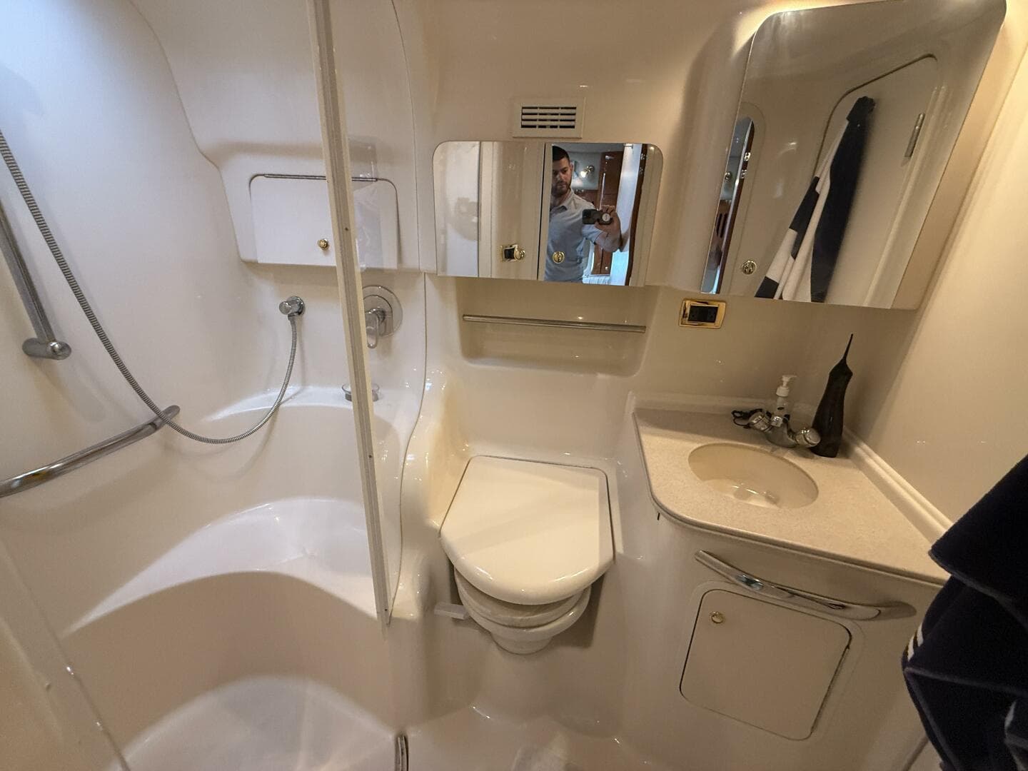 2001 Sea Ray 410 Sundancer — photo 21