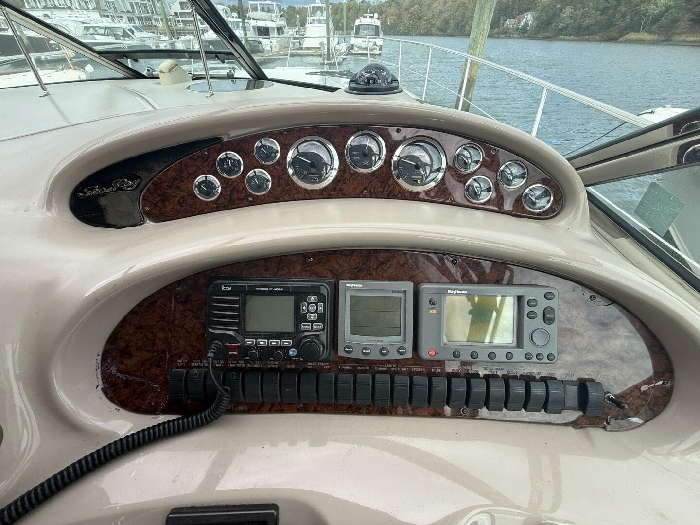2001 Sea Ray 410 Sundancer — photo 10