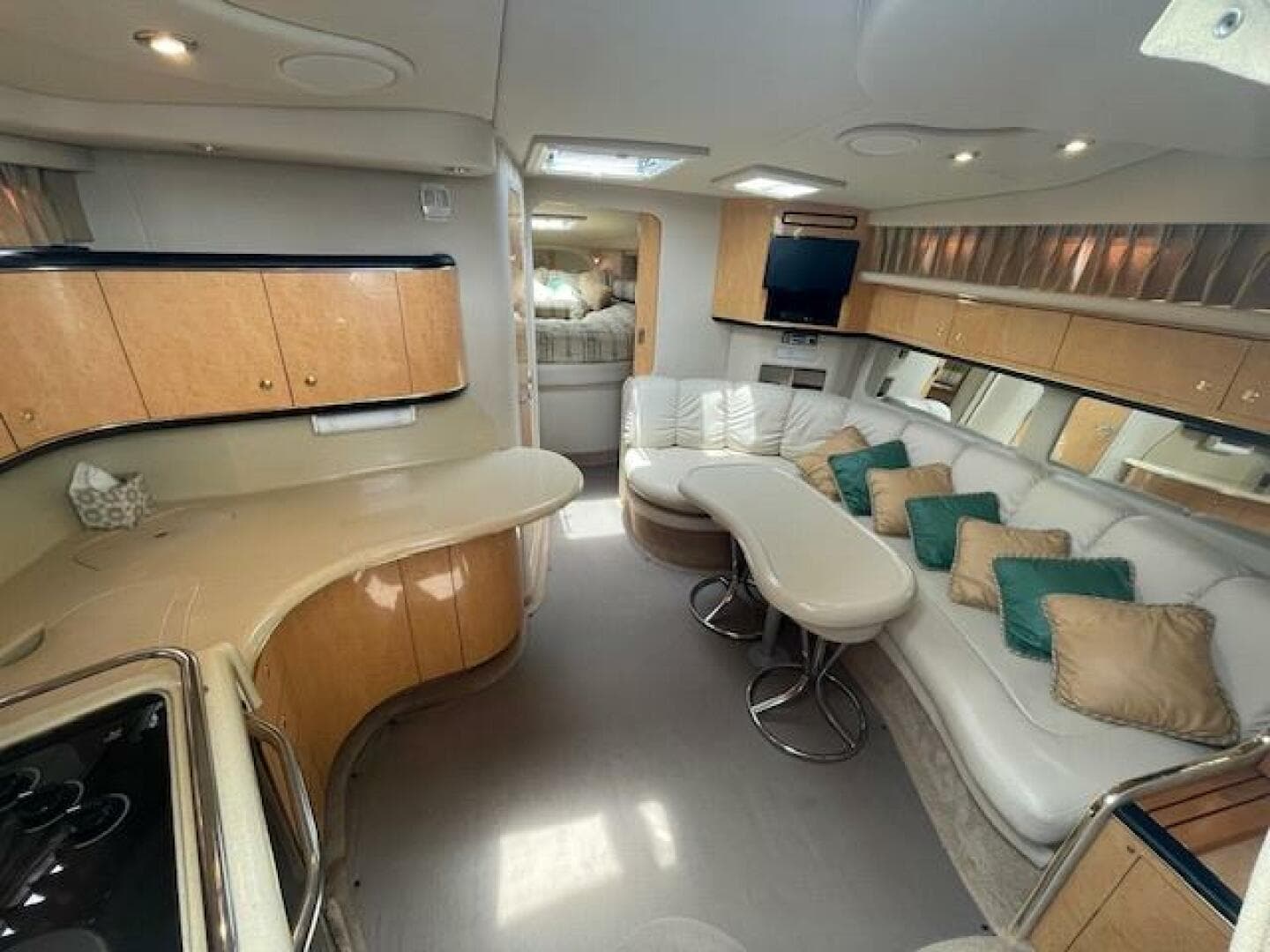 1998 Sea Ray 370 Sundancer — photo 40