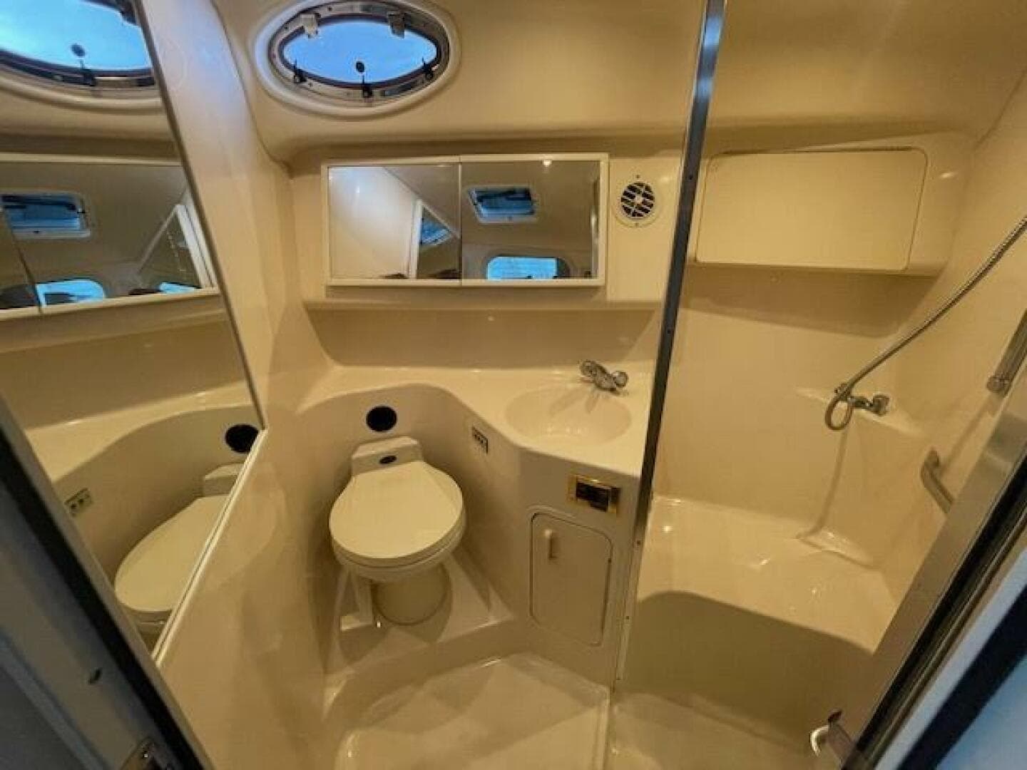 1998 Sea Ray 370 Sundancer — photo 33