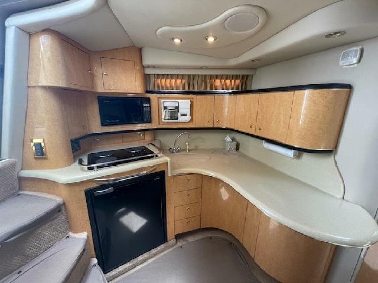 1998 Sea Ray 370 Sundancer — photo 42