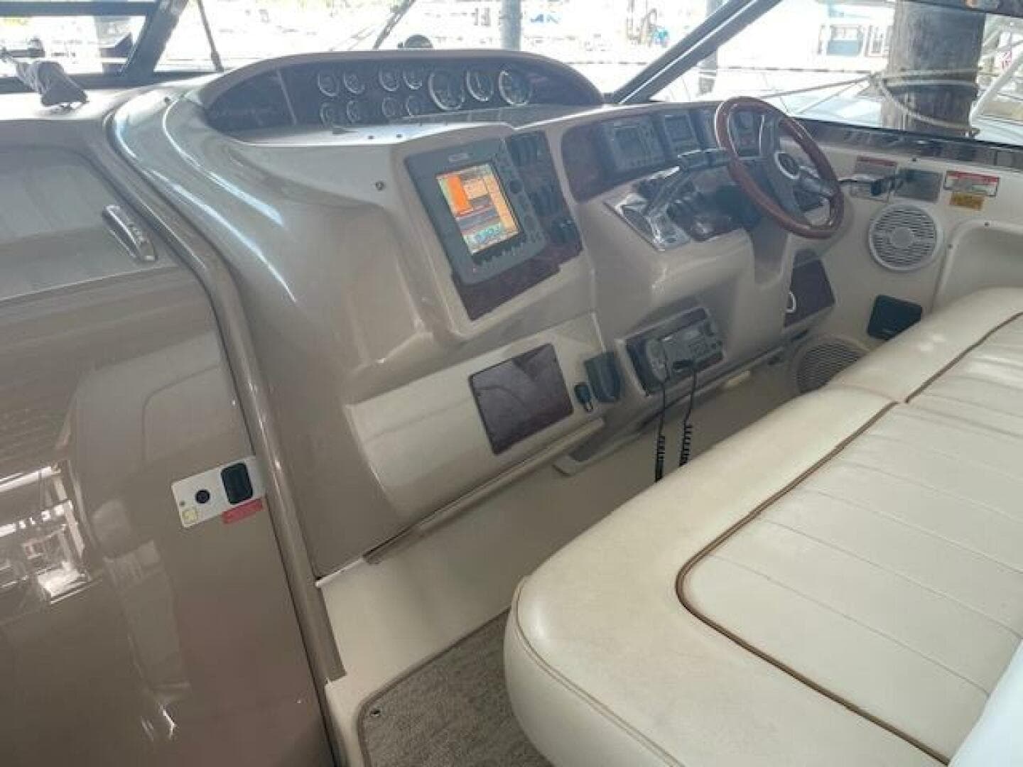 1998 Sea Ray 370 Sundancer — photo 22
