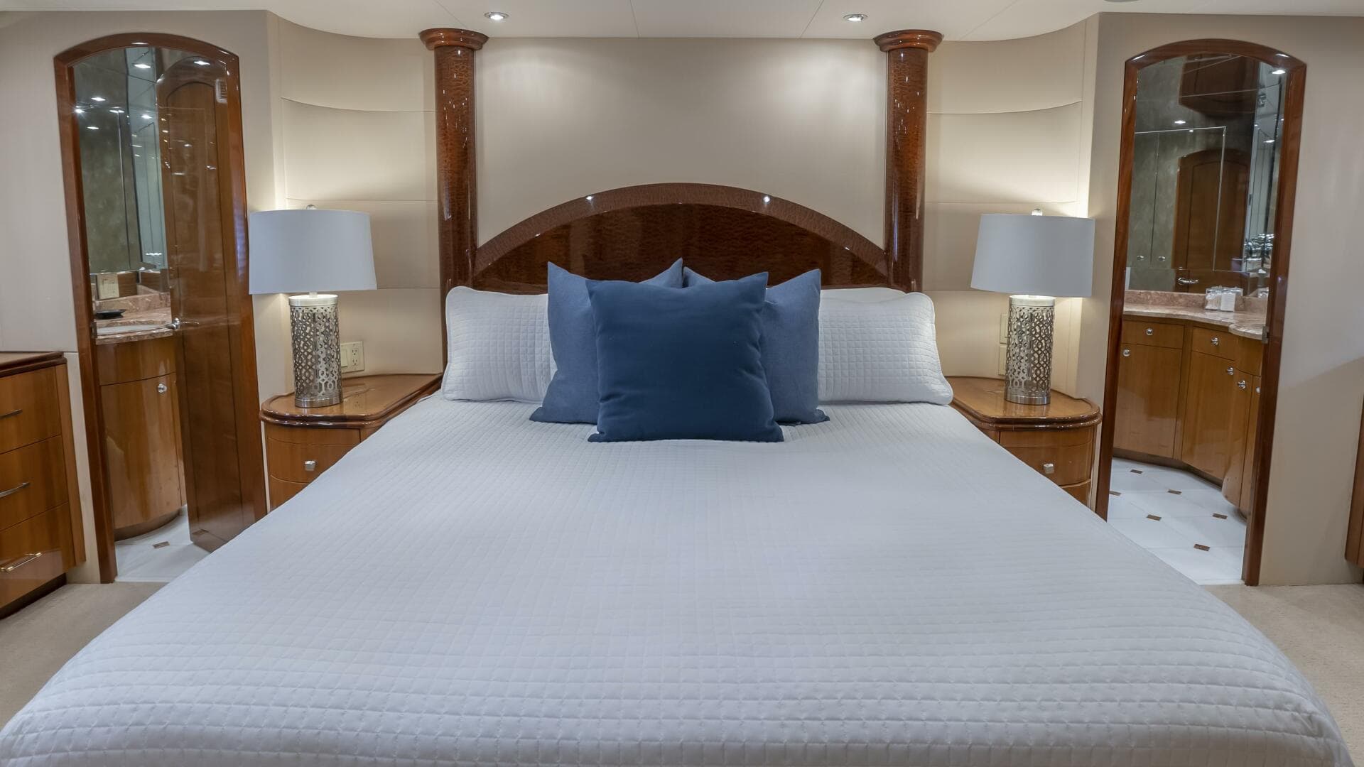 2007 Hatteras 80 — photo 38