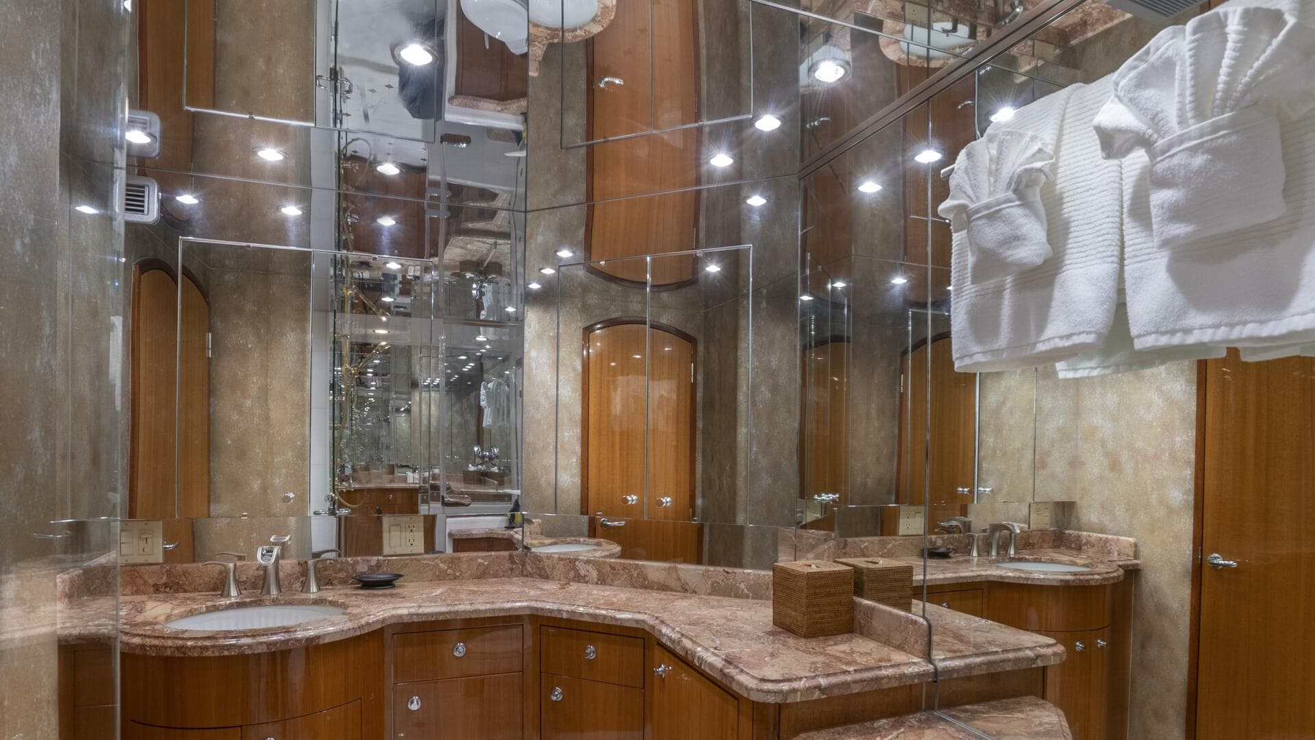 2007 Hatteras 80 — photo 47