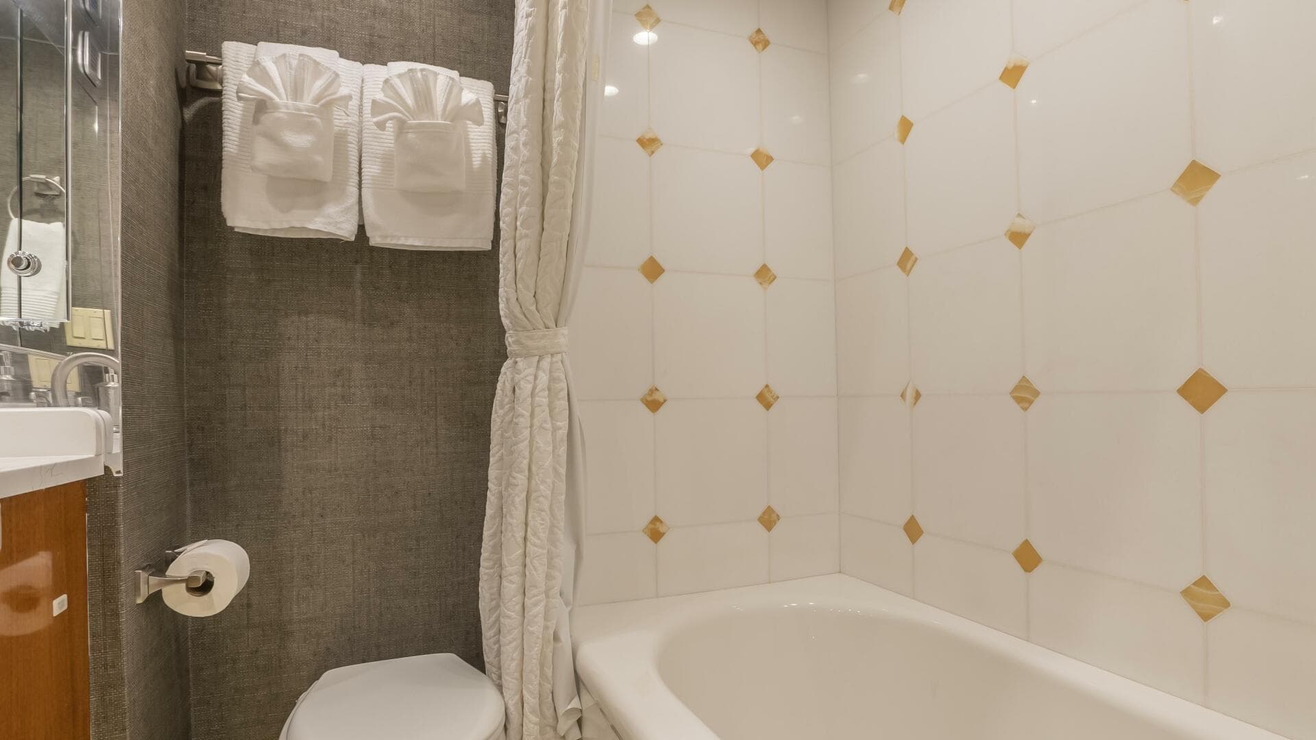 2007 Hatteras 80 — photo 55