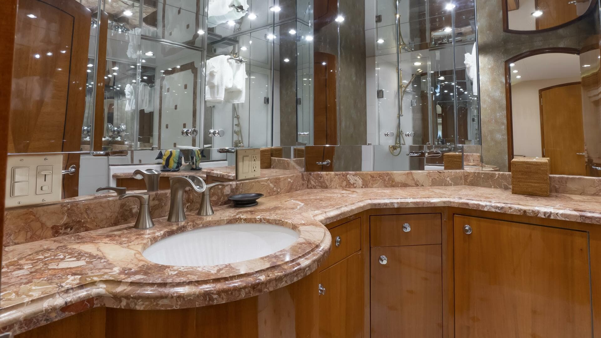 2007 Hatteras 80 — photo 44