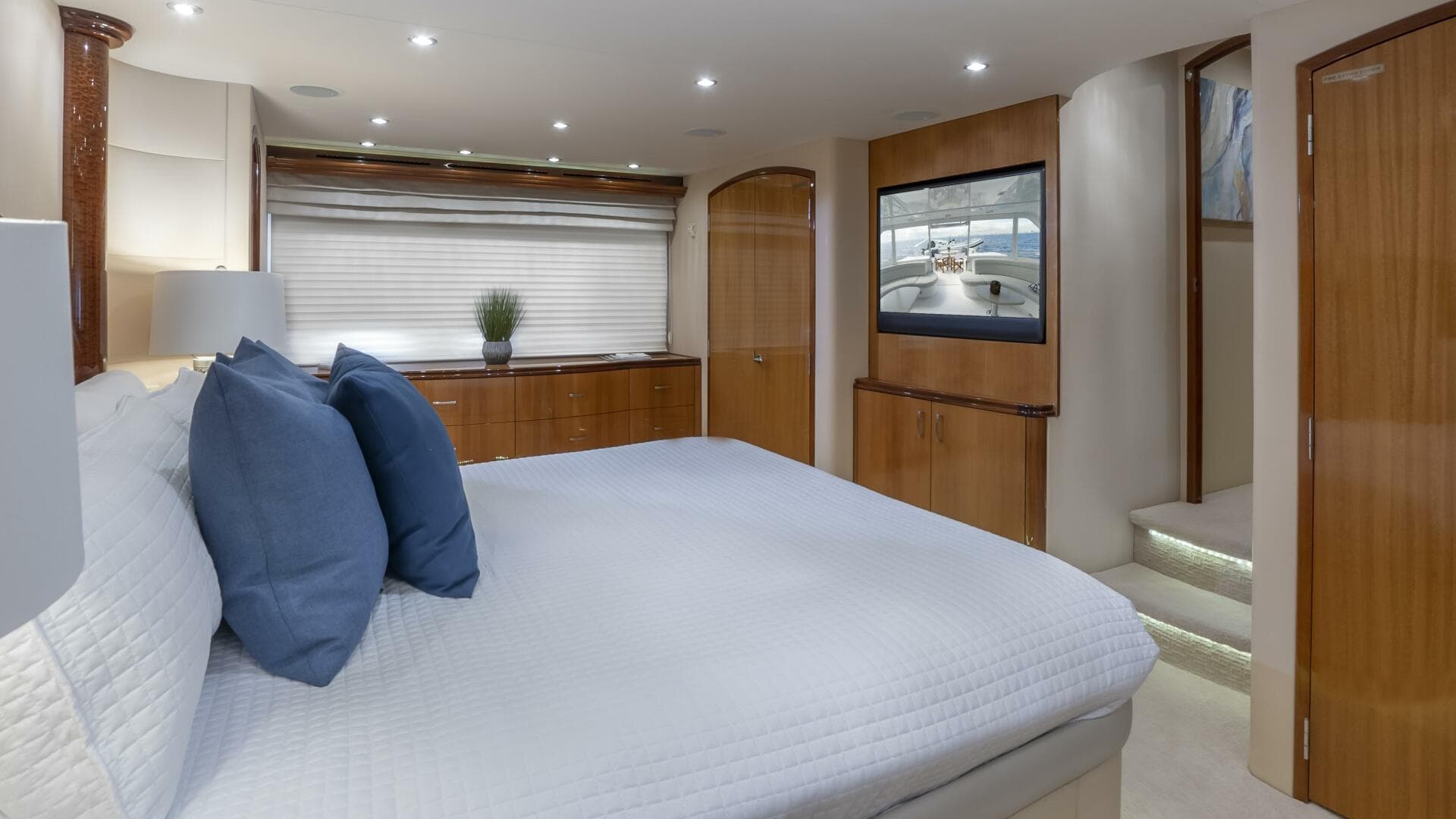 2007 Hatteras 80 — photo 43