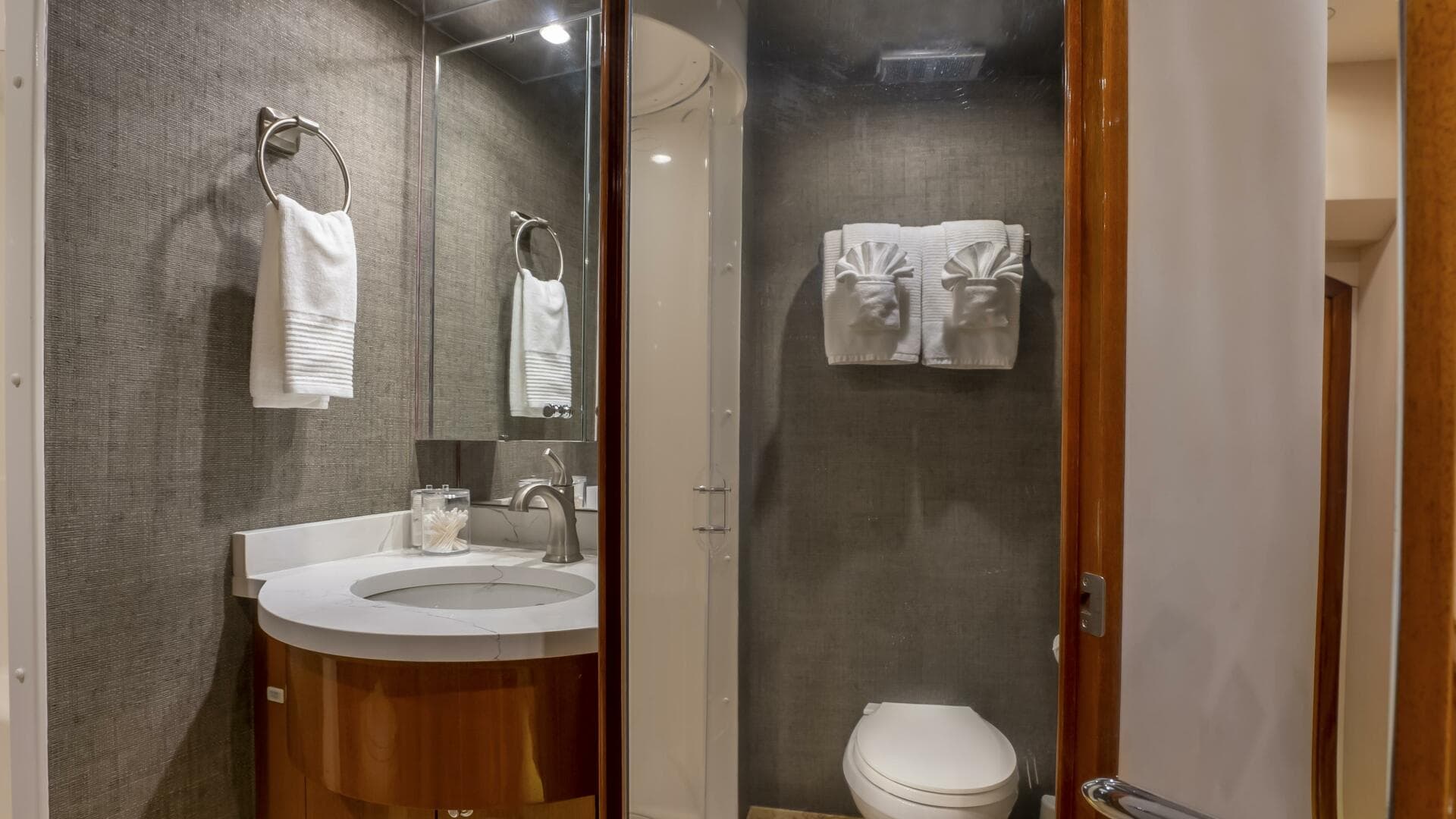 2007 Hatteras 80 — photo 58