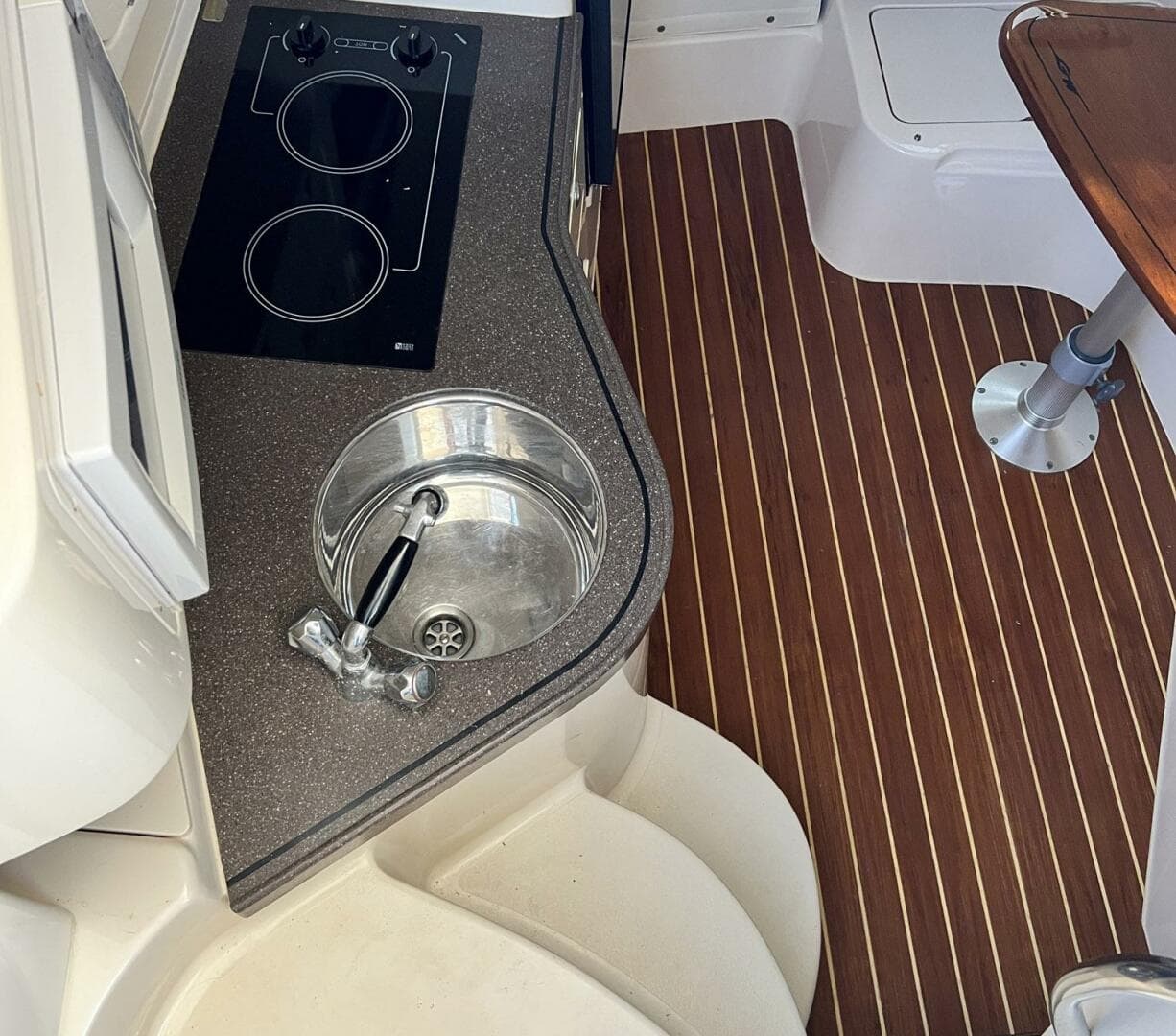 2004 Grady-White 330 Express — photo 18