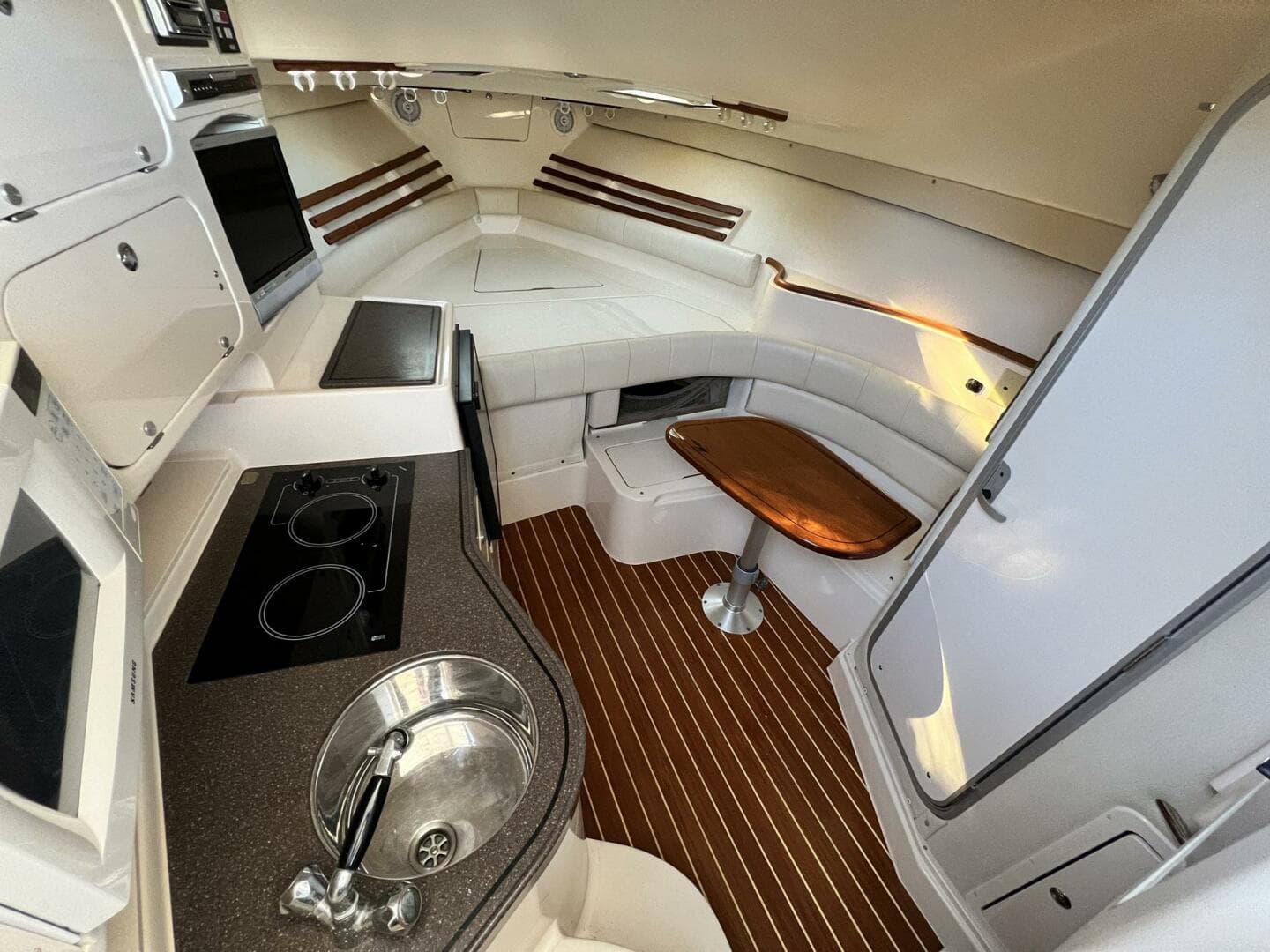 2004 Grady-White 330 Express — photo 19