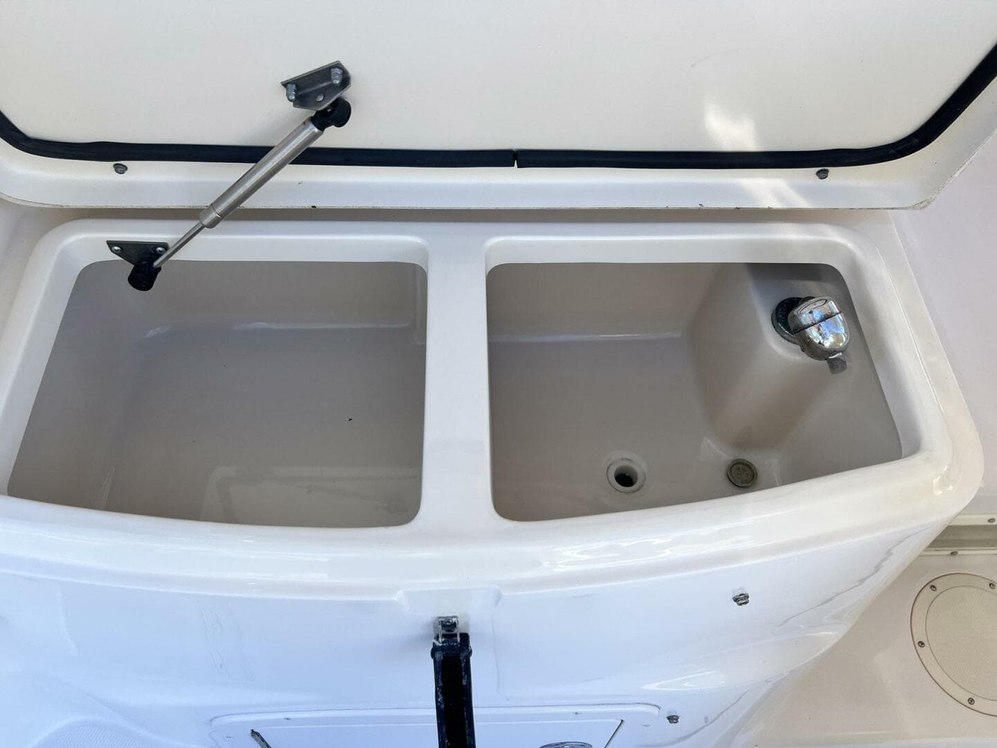 2004 Grady-White 330 Express — photo 33