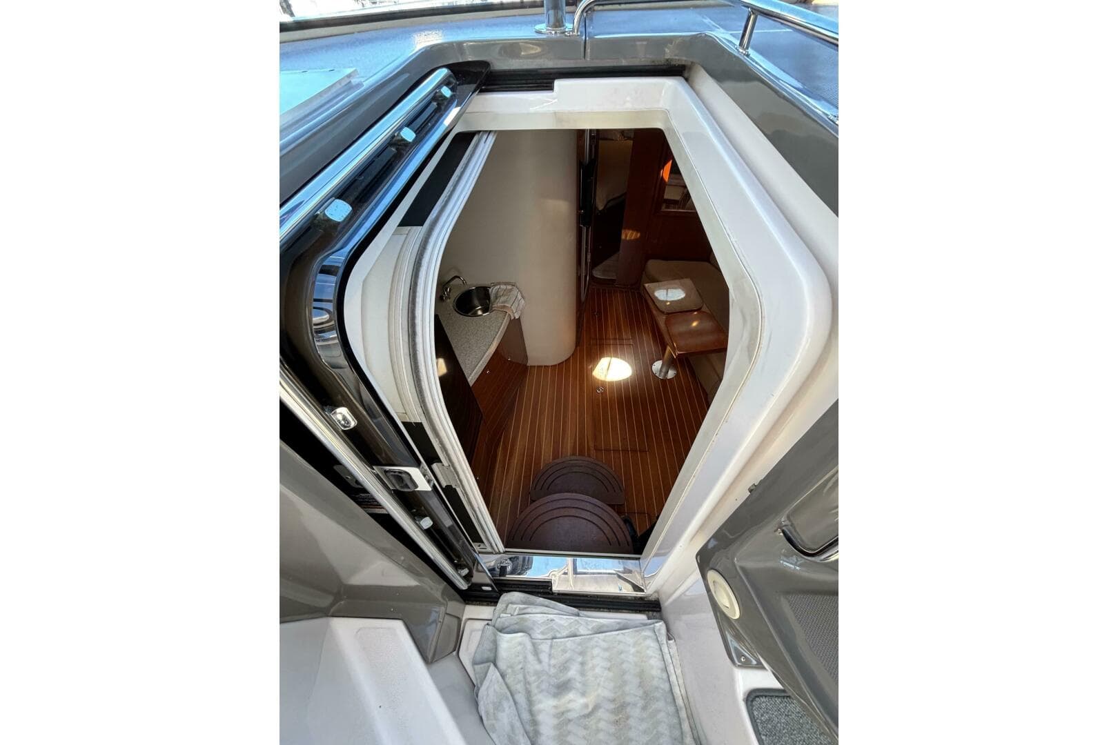 2007 Regal 3760 Sportyacht — photo 29