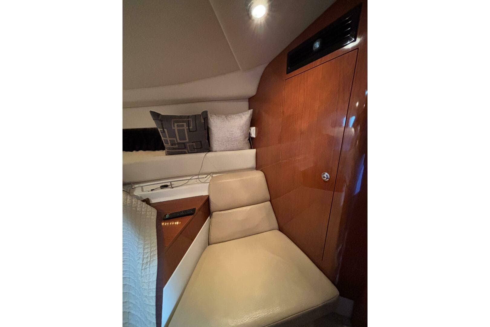 2007 Regal 3760 Sportyacht — photo 38