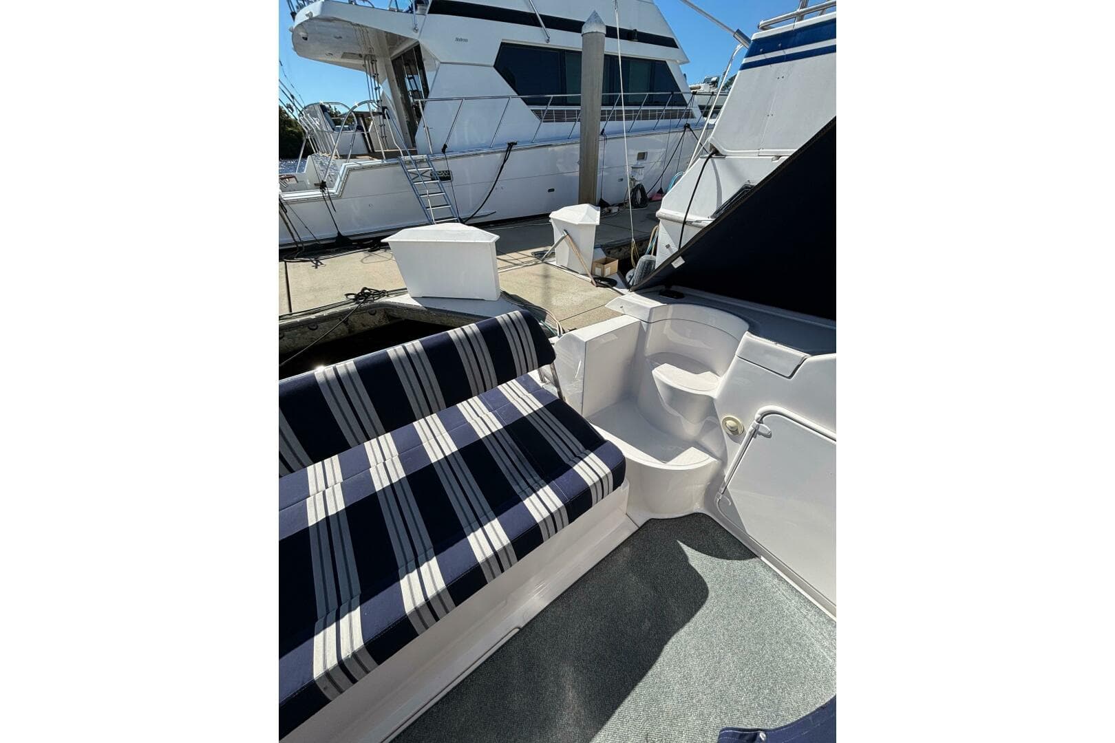 2007 Regal 3760 Sportyacht — photo 11